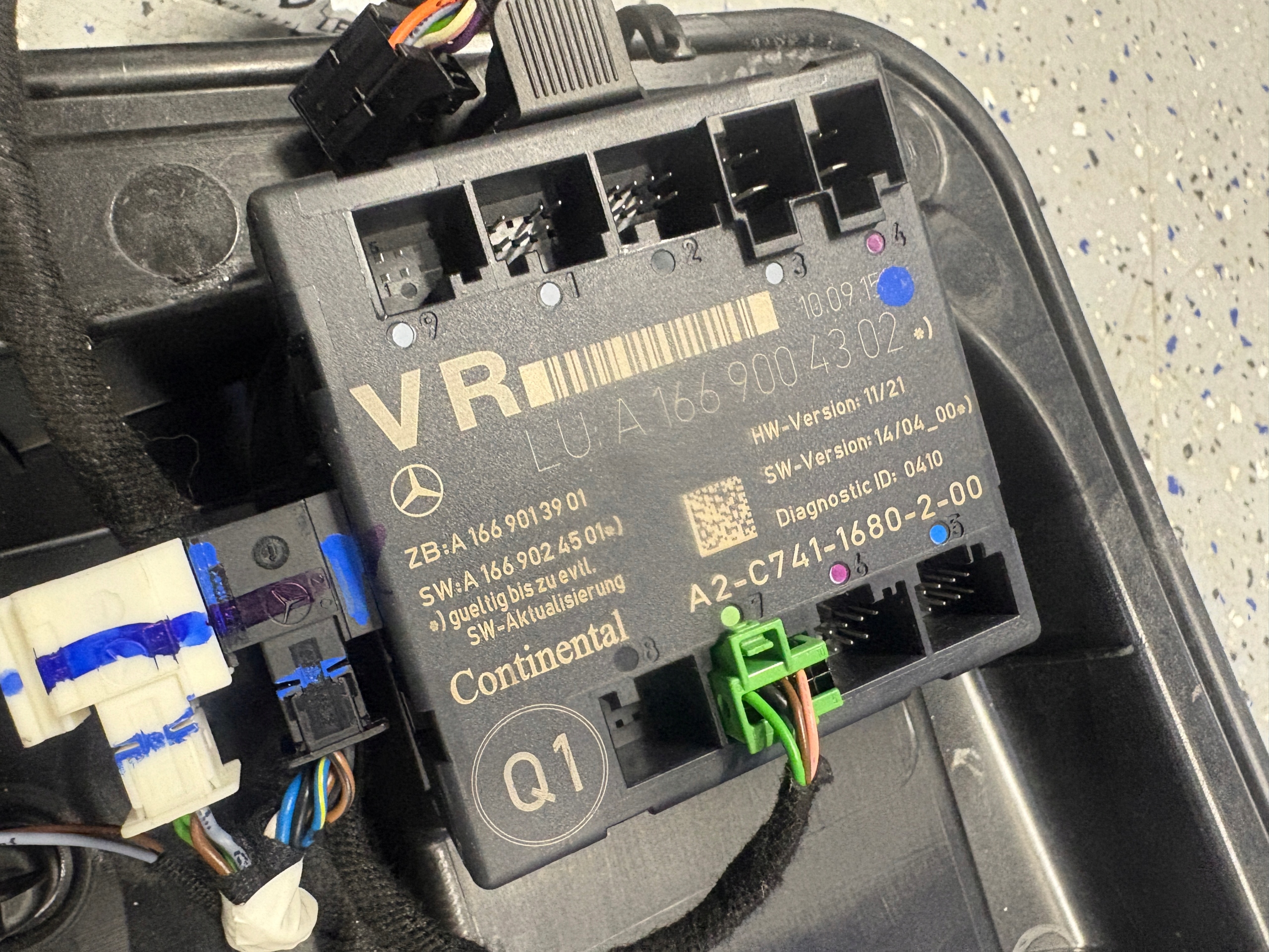 INFINITI Q30 window regulator right front 807M05DA7A