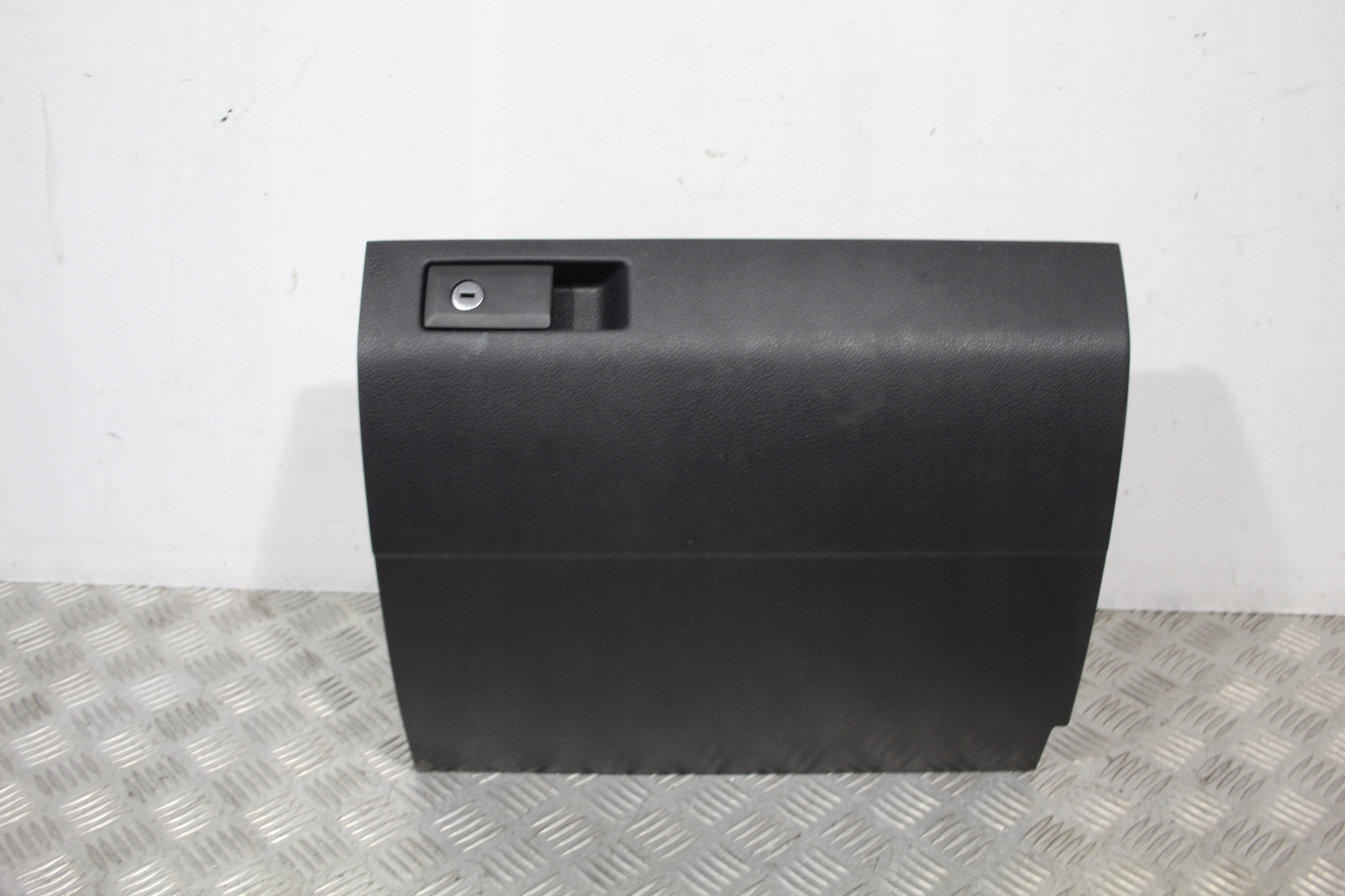КОРОБКА ДЛЯ ХРАНЕНИЯ КОНСОЛИ VW CADDY 2K0 2K5 2K5857095