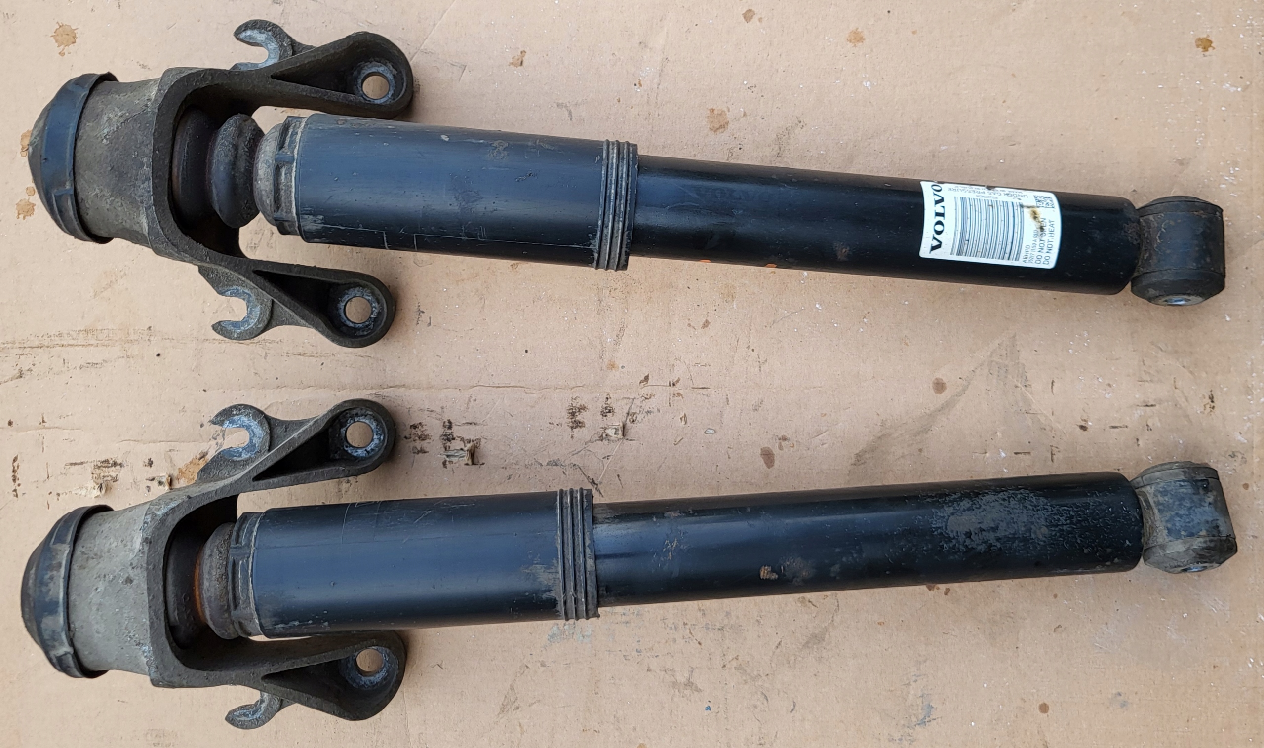 shock absorber right left rear rear part console upper VOLVO XC60 II 2 OE