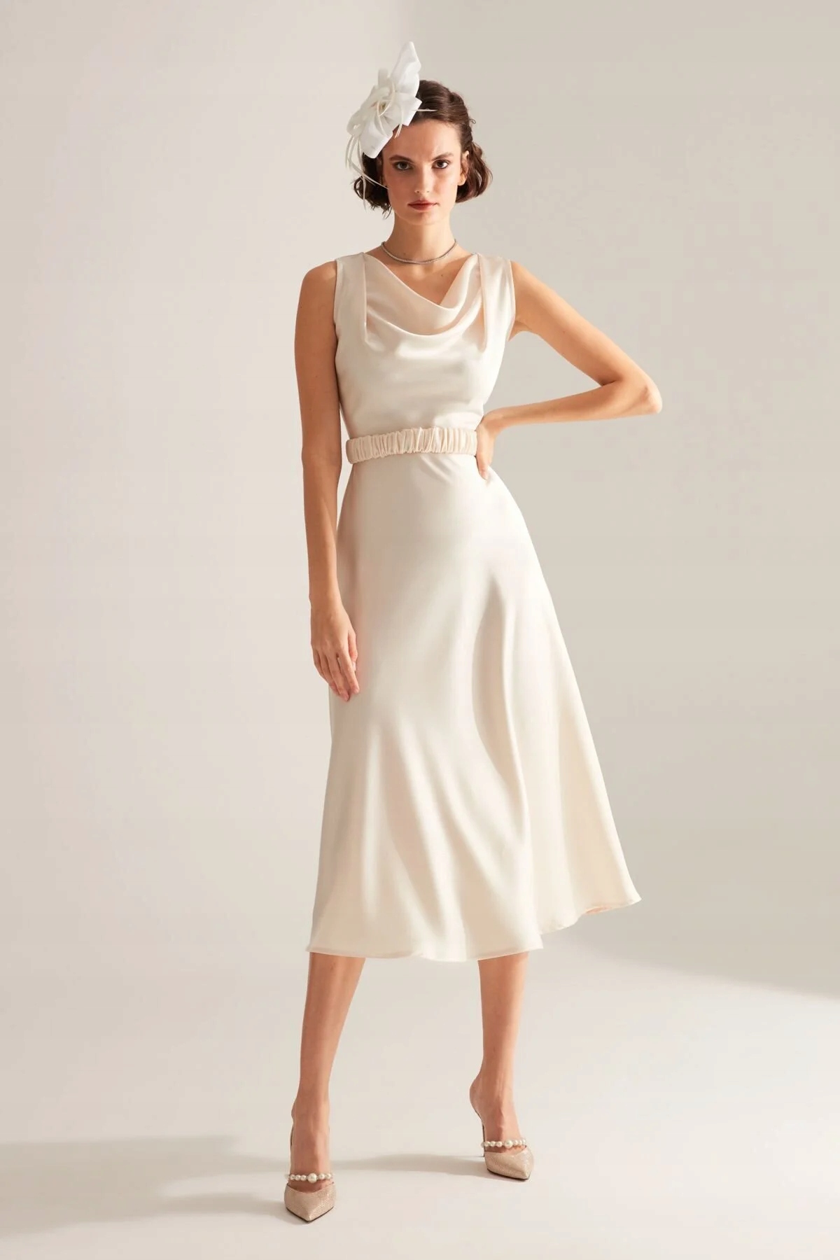 Elegantní Šaty S Splývavým Výstřihem, Béžová MIDI, 38 5G