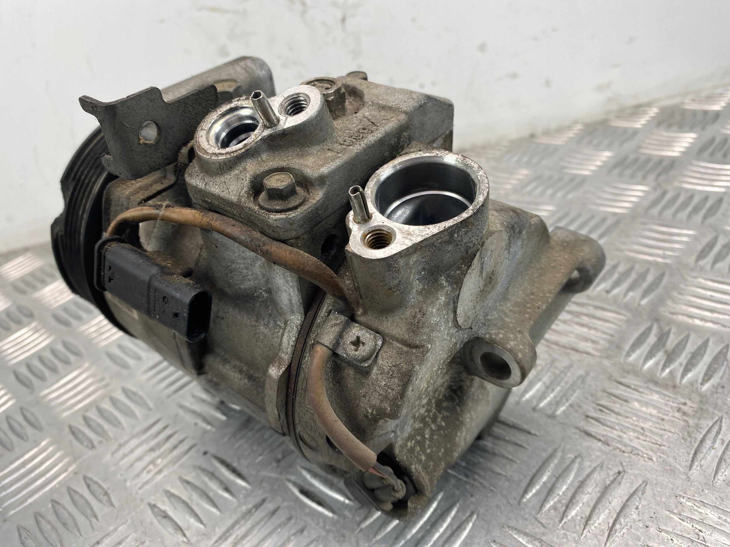 Mercedes E350 W212 compressor; compressor of the air conditioning A0008302100