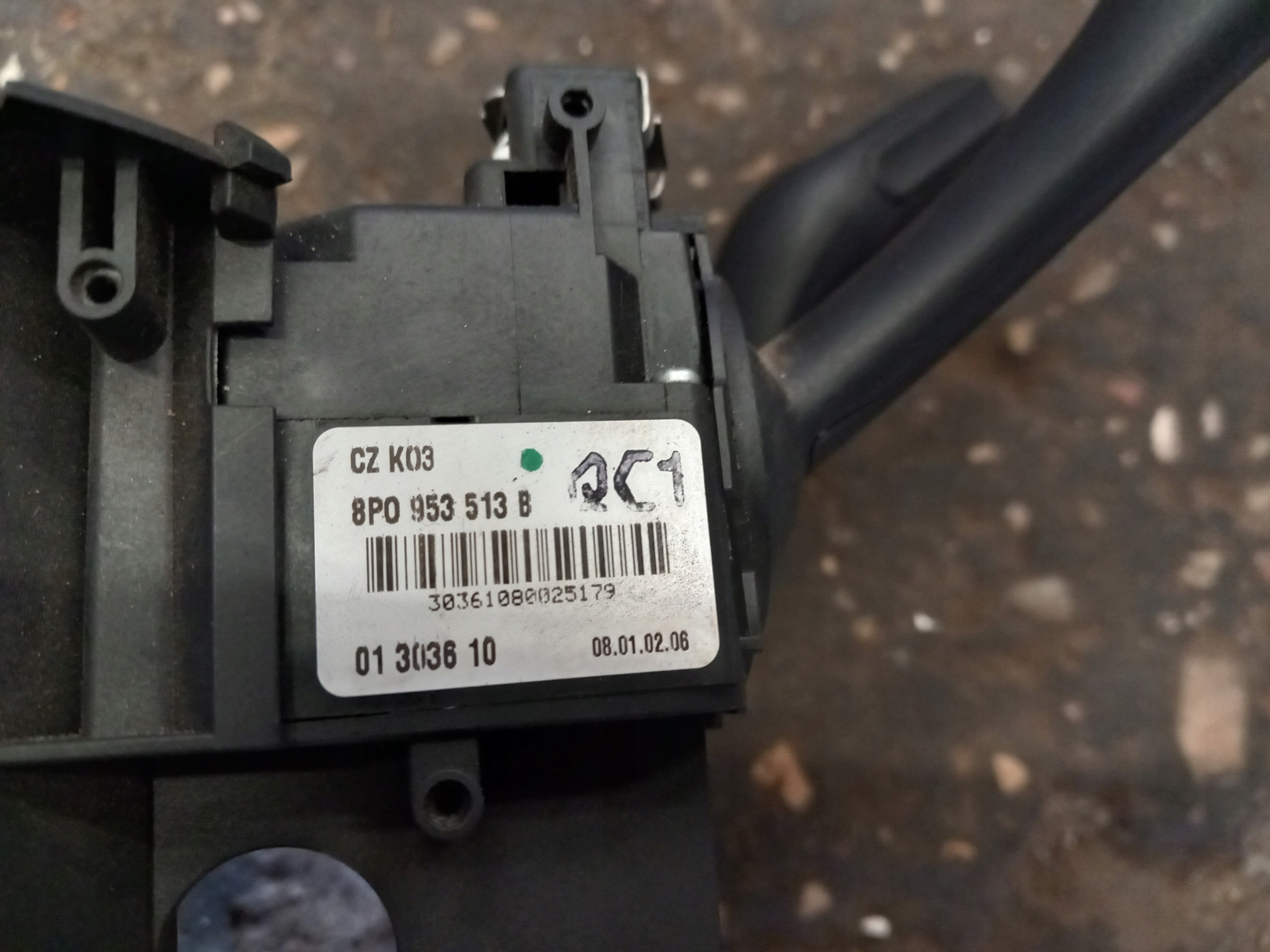 AUDI A3 8P CABRIO steering wheel levers and controls 8J0907137E