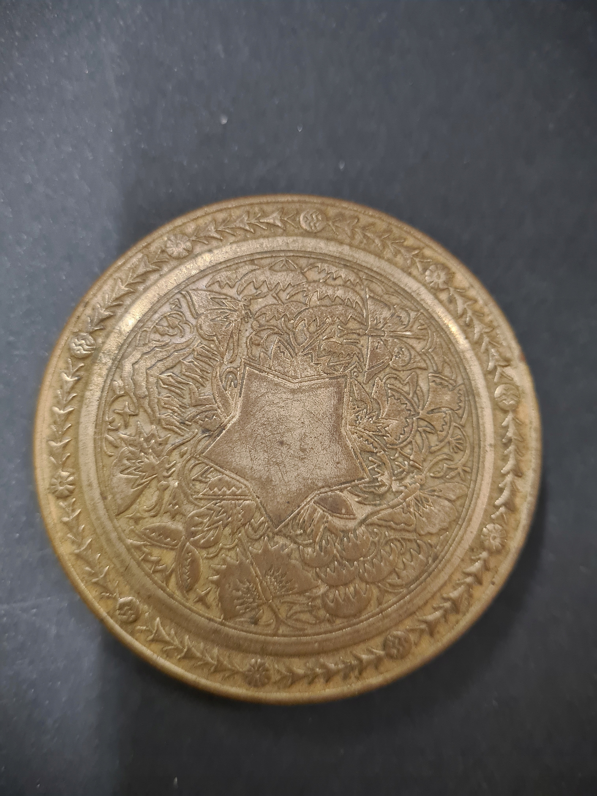 Mosiężne puzderko puderniczka