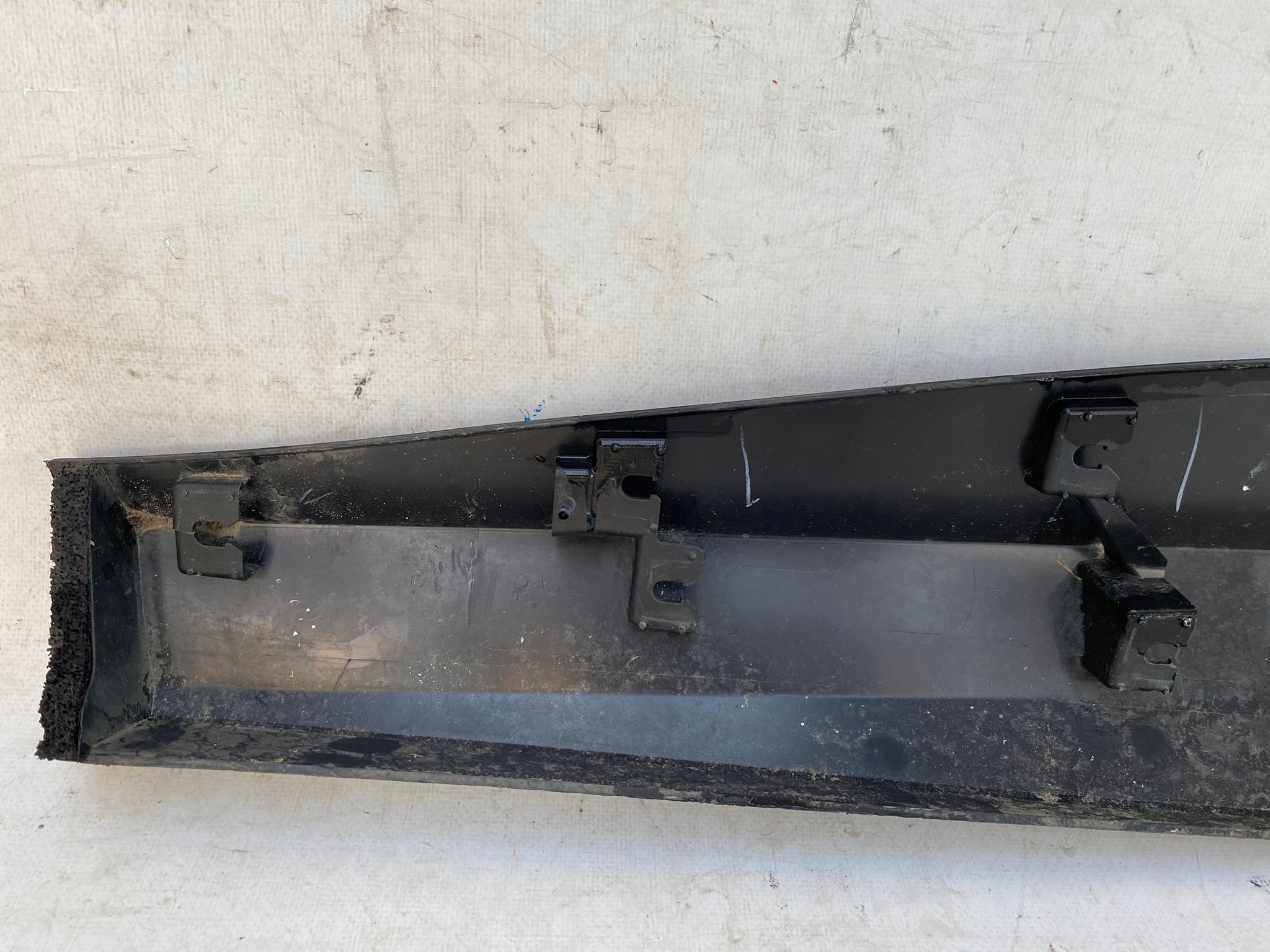 FORD MUSTANG MACH-E 21- moulding cap door right front LJ8B-R20848-ACW