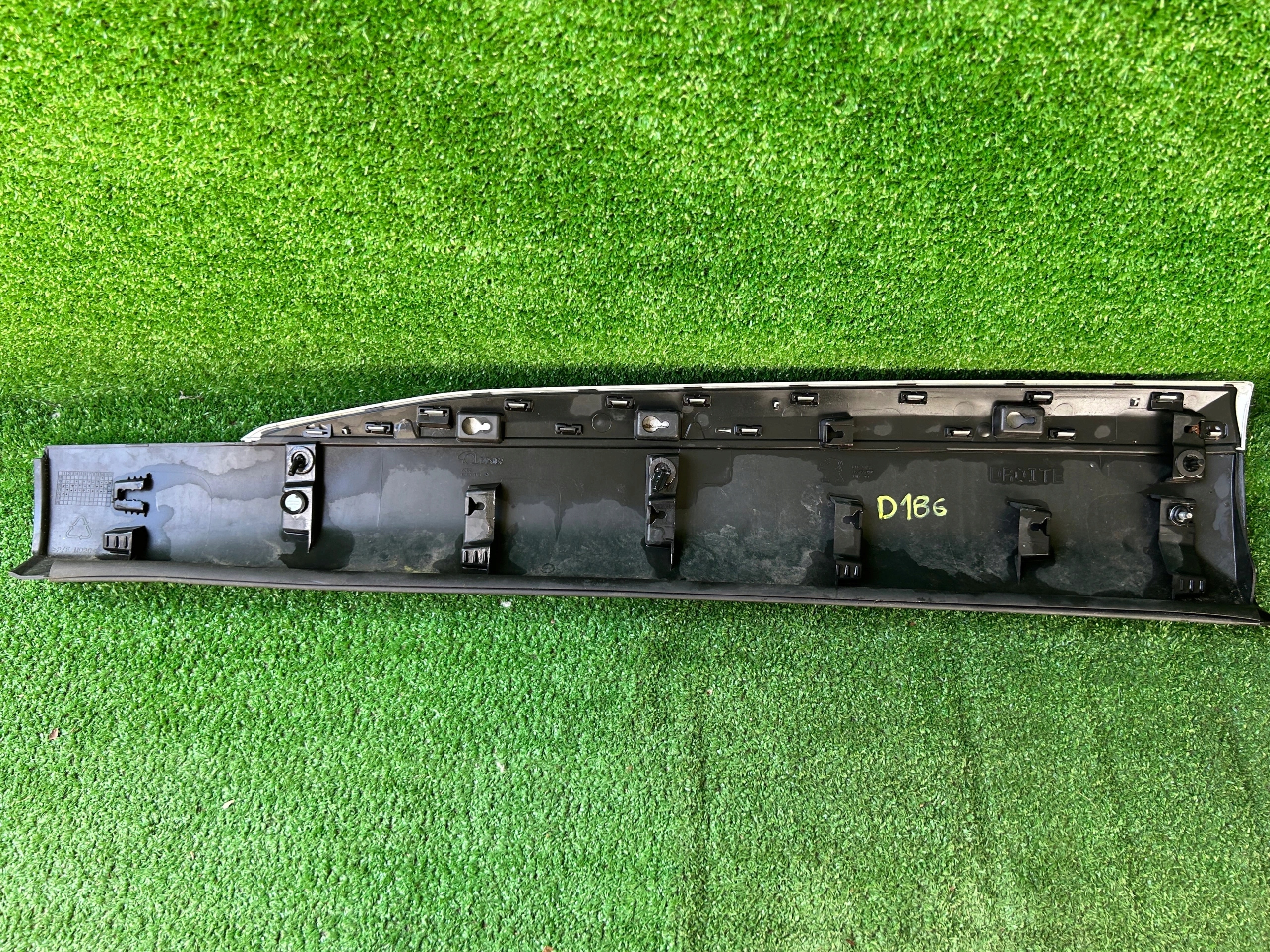 PEUGEOT 2008 II 19- moulding door right front 9837637080