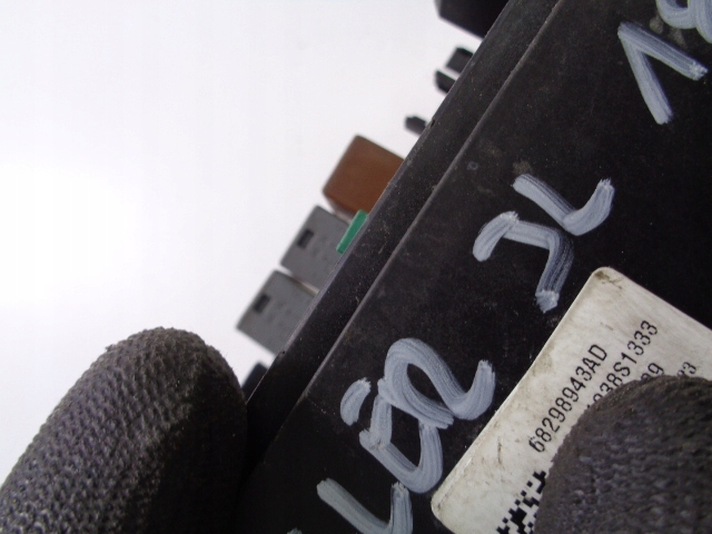 SKRZYNKA BEZPIECZNIKÓW JEEP WRANGLER JL 2018- Typ samochodu Samochody osobowe