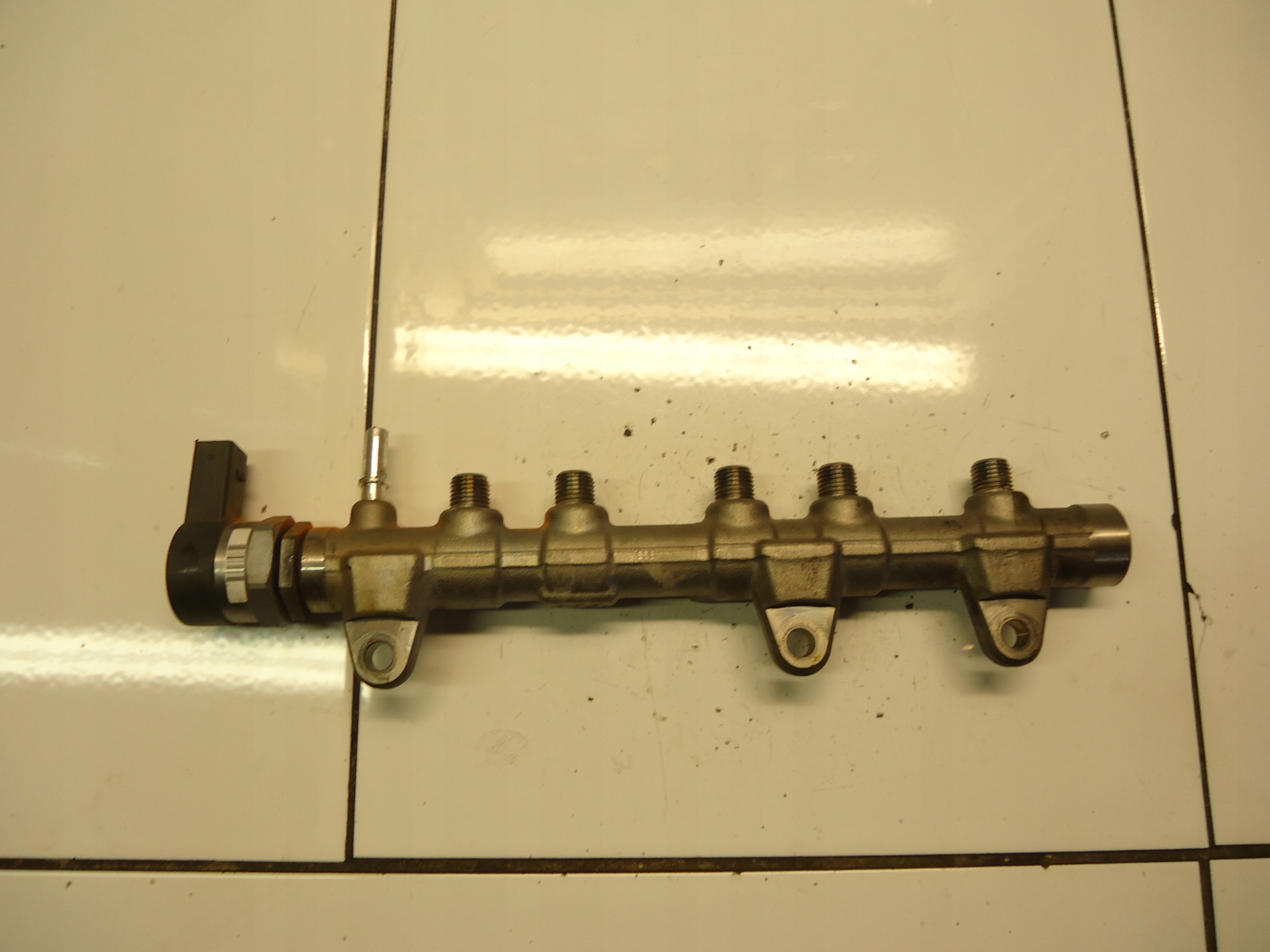 BMW 3 E90 2.0D N47D20A injection ramp 0445214315 sensor 0281002949