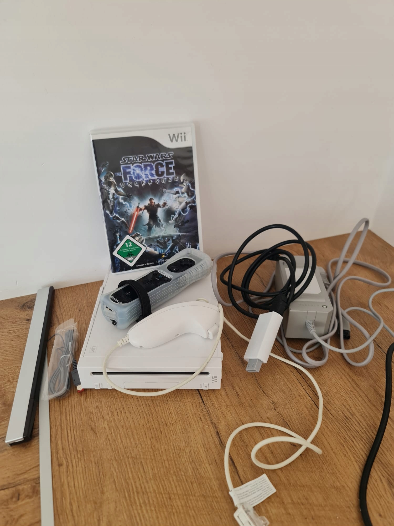 Konsola Nintendo Wii biała z kontrolerem Wii Remote