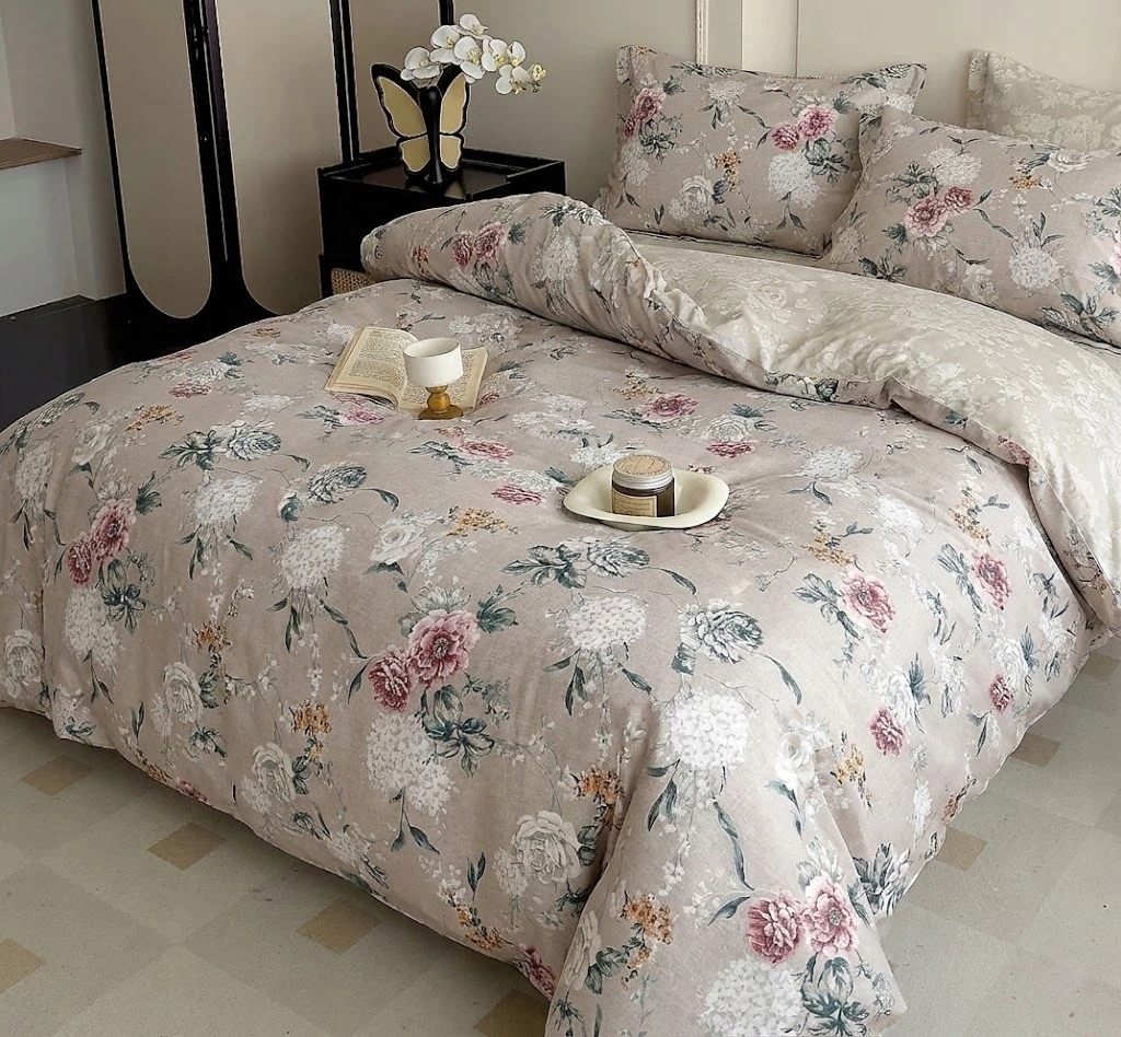 Bavlněná souprava povlečení s květinovým vzorem pro manželskou postel (rozměr 220x200 cm) včetně povlaků na polštáře