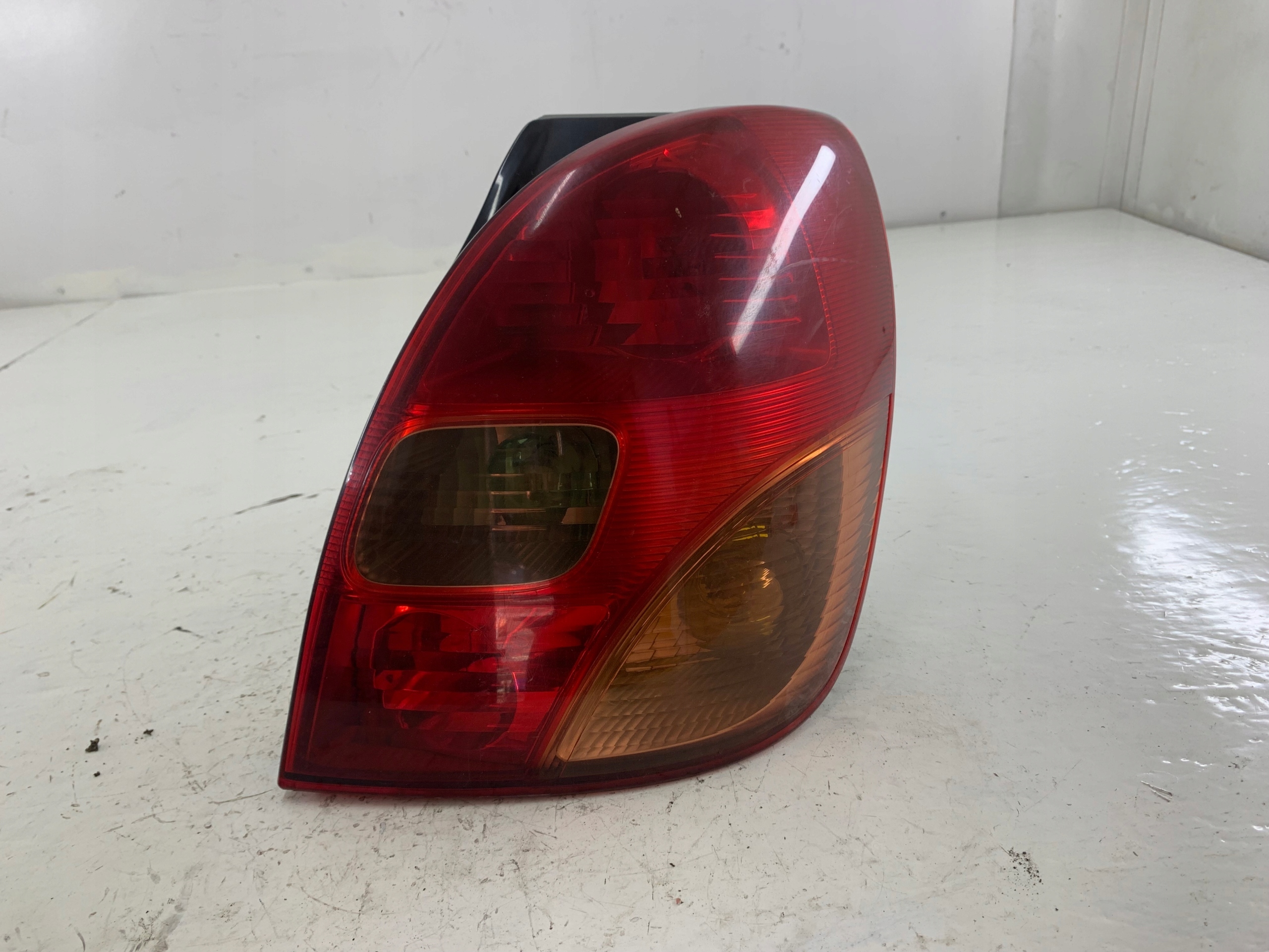 TOYOTA COROLLA VERSO and light right rear part