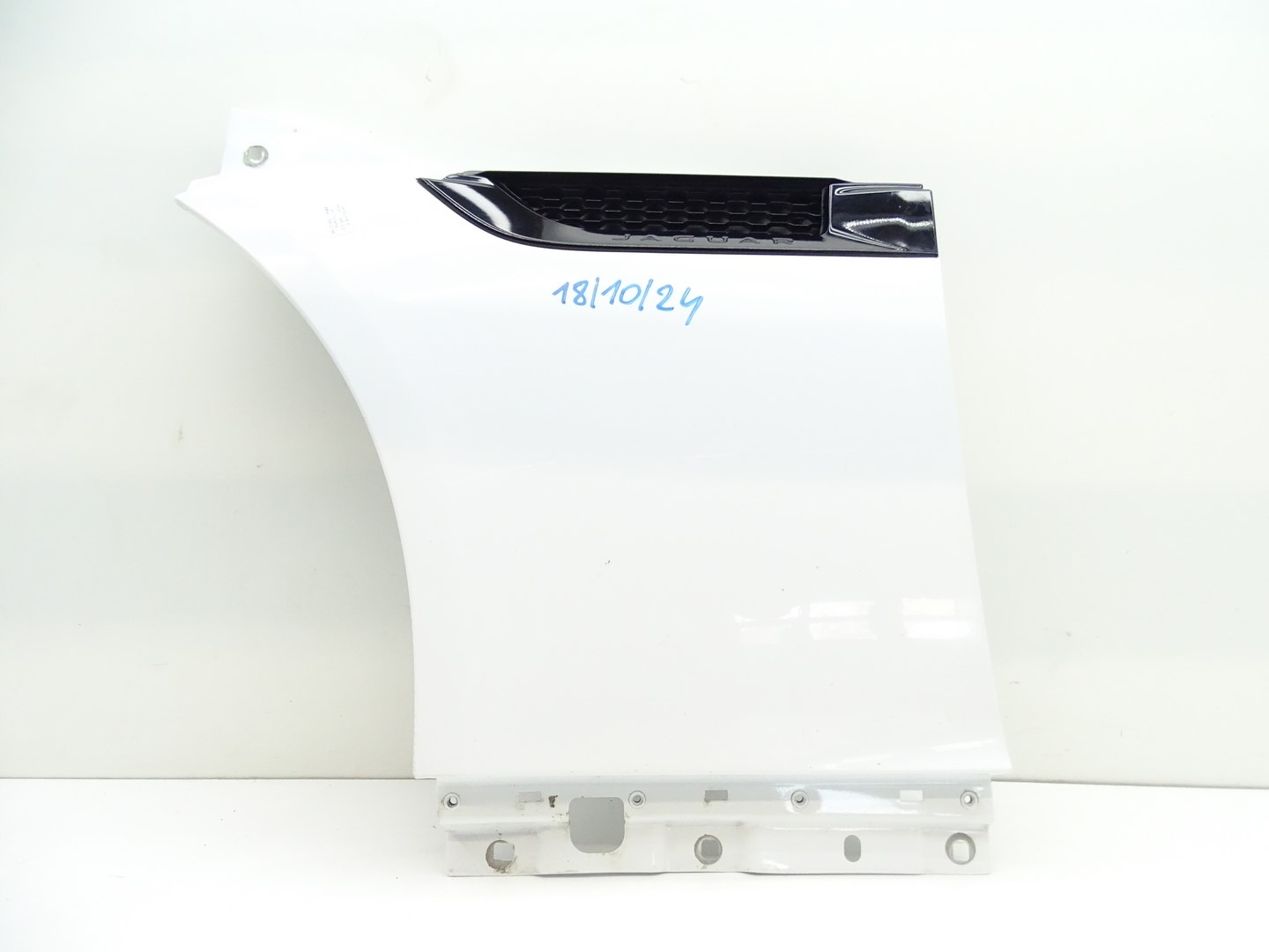 fender left front front JAGUAR F-TYPE X152 POLARIS WHITE
