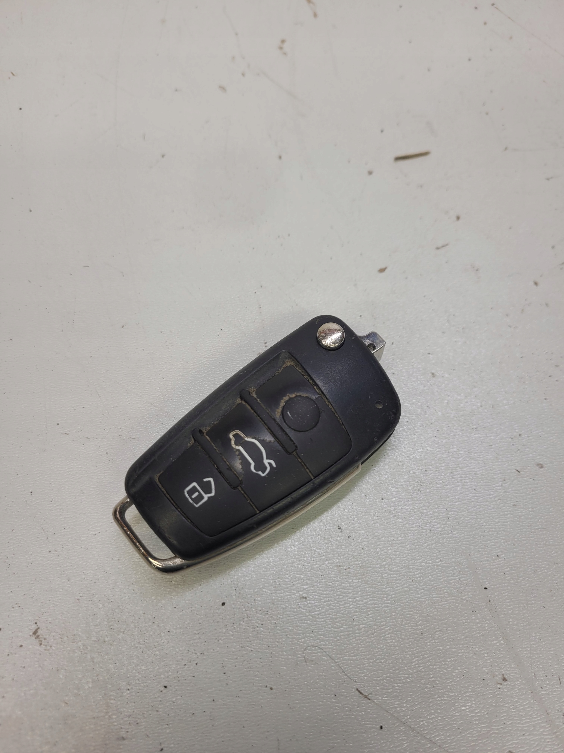 key PILOT SCYZORYK AUDI A1 8X Q3 8X0837220D *4