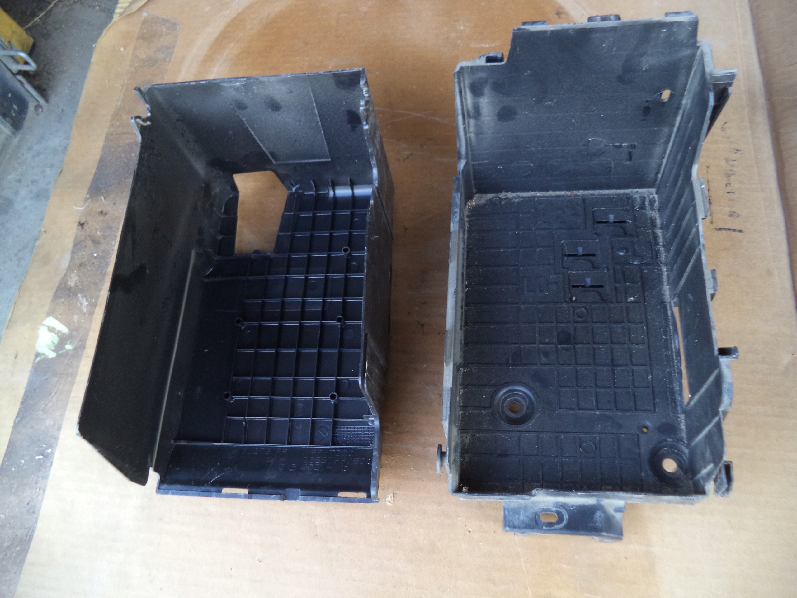 9801801880 9688783080 - C3 III PEUGEOT 2008 16R-корпус аккумулятора