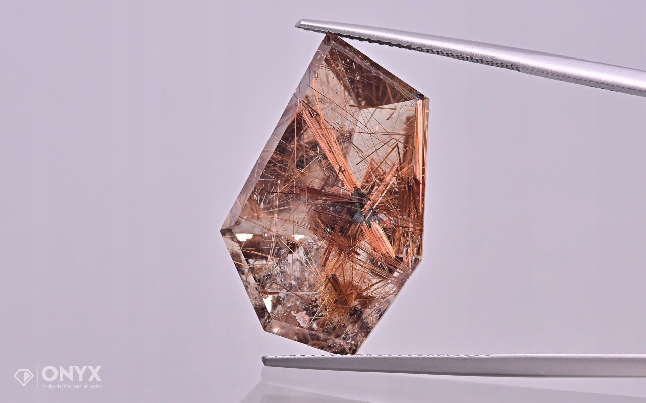 Křemen s rutilem fazetovaný nepravidelný 27,5x17,5 mm