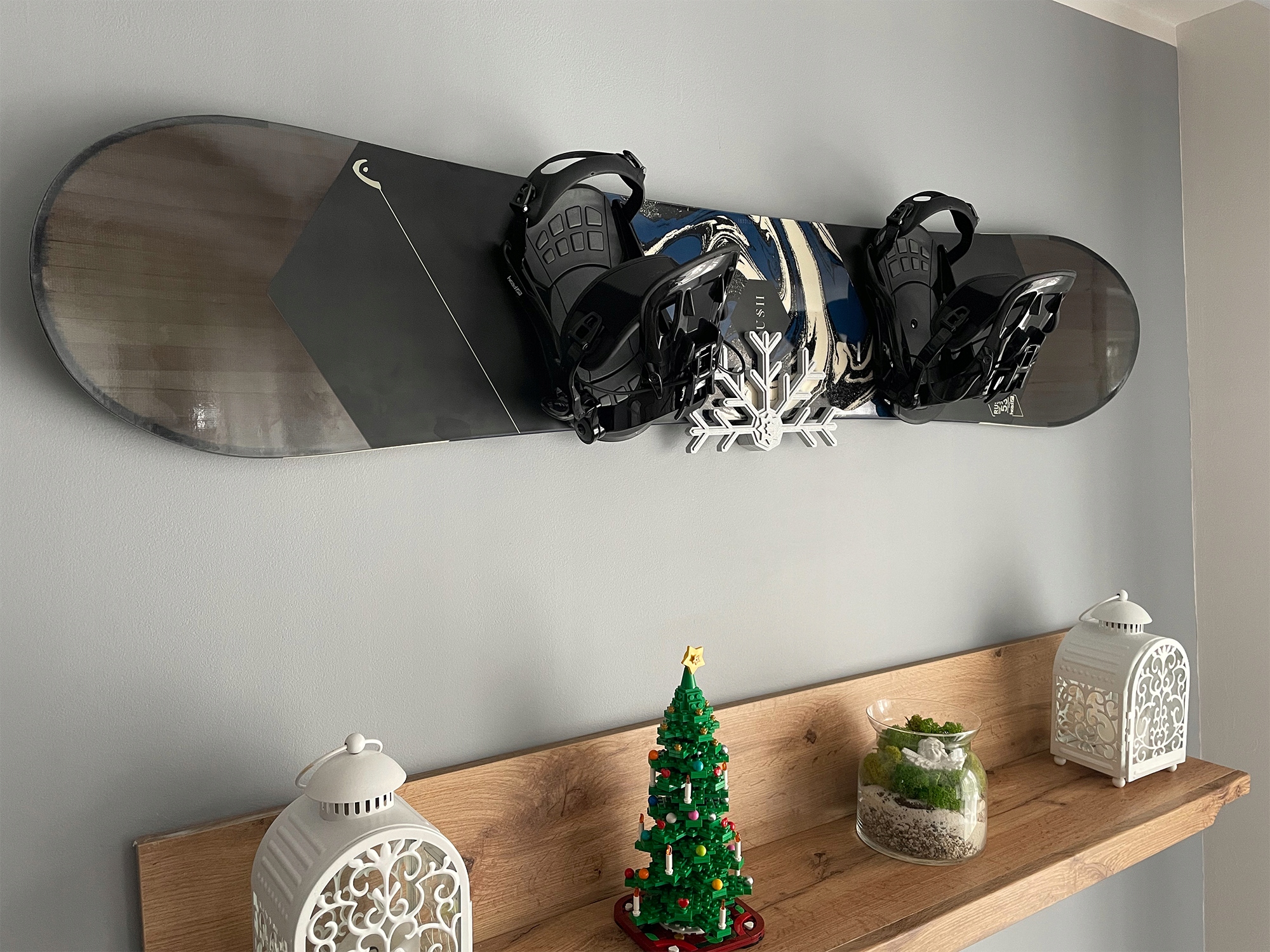 Wieszak ścienny na snowboard z magnesem neodymowym Model ENJOY1