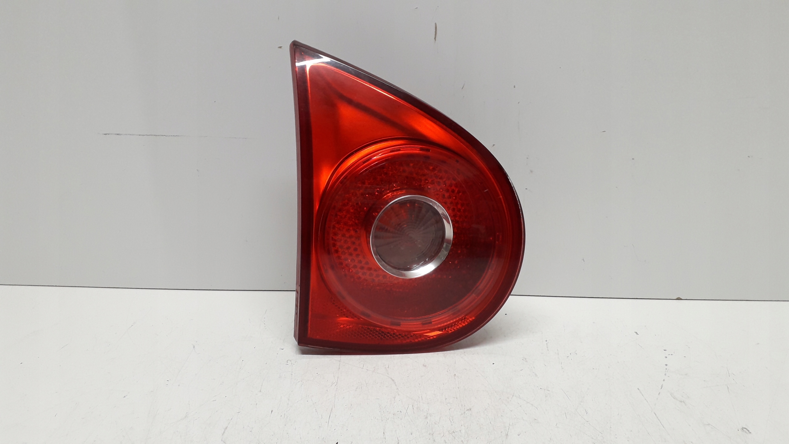 VW GOLF 5 V 3D 5D HB LAMPA LEWA TYLNA NA KLAPĘ