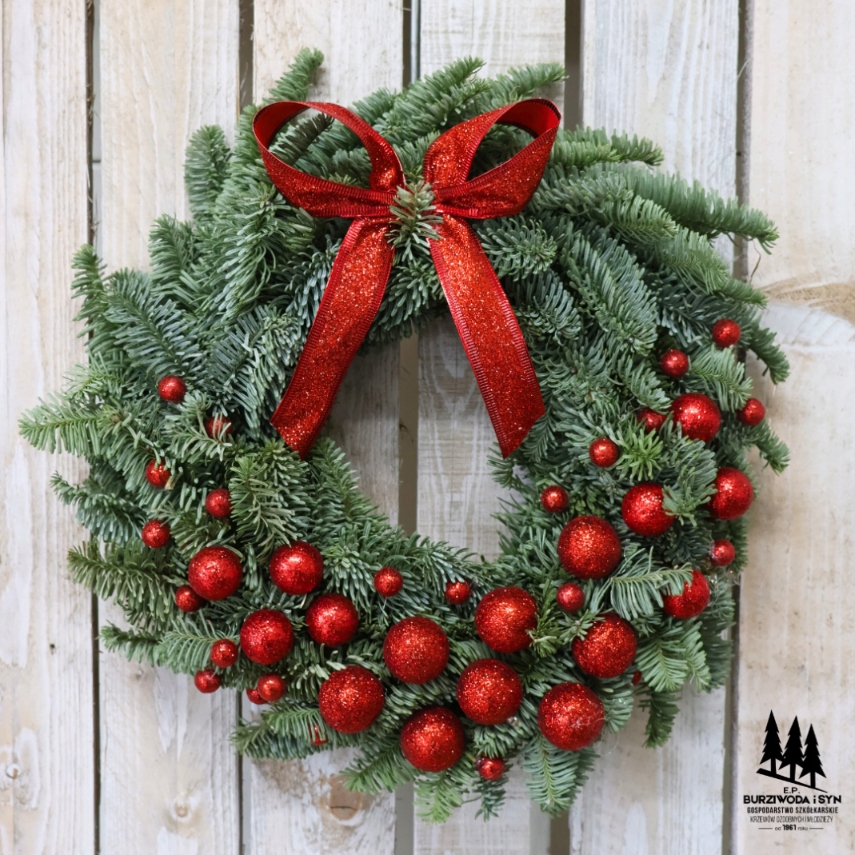 Vánoční věnec z jedle nobilis s červenými koulemi a mašlí