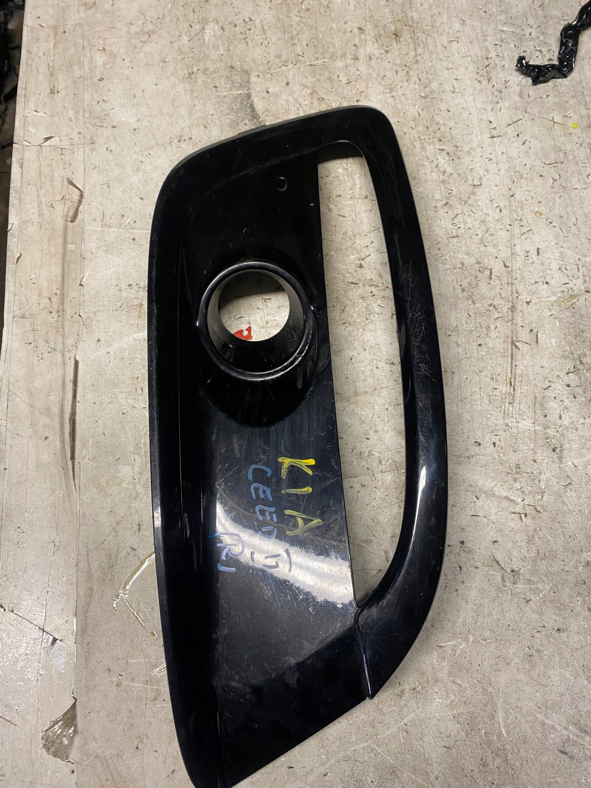 RAMKA HALOGENU PRAWA KIA CEED II 86564-A2610