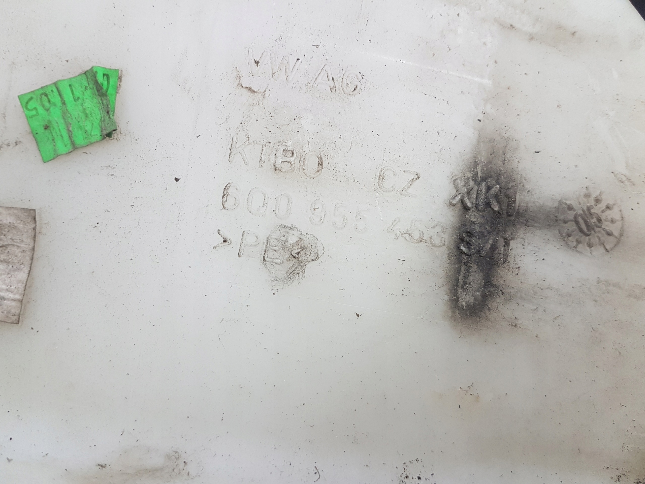 washer fluid tank VOLKSWAGEN POLO 4