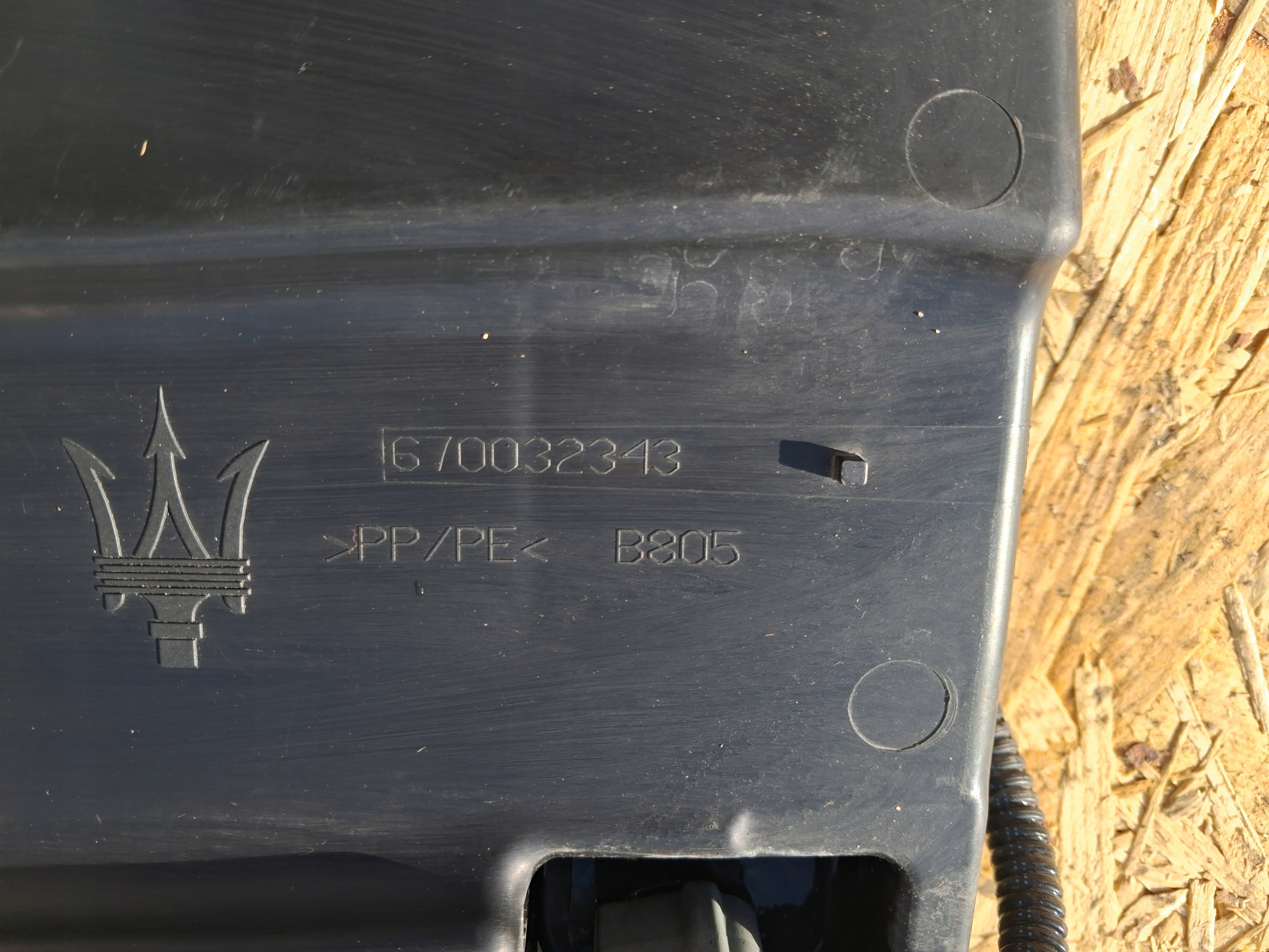washer fluid tank MASERATI LEVANTE 670032343