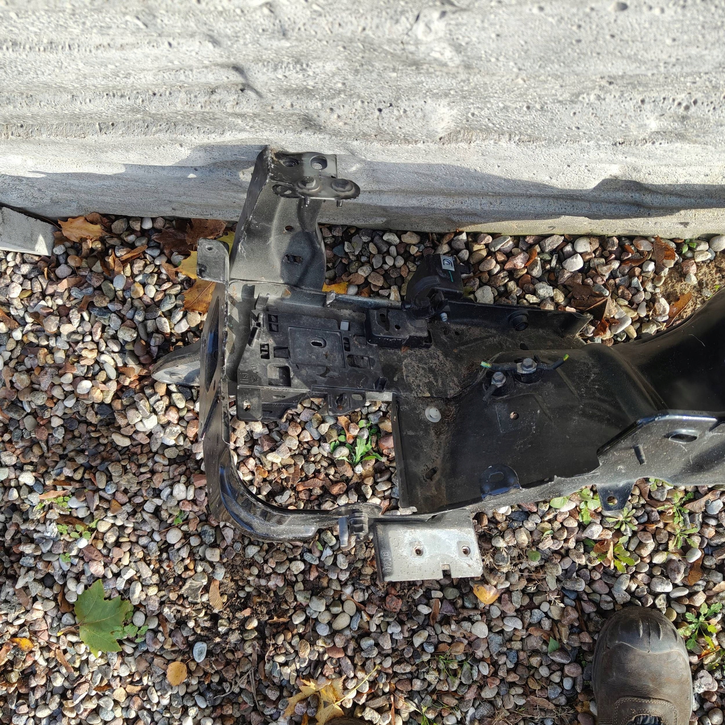 quarter front front side left Peugeot 2008 and