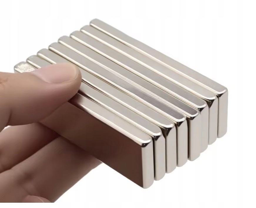 Magnes neodymowy płytkowy 30×10×1 mm – samoprzylepny