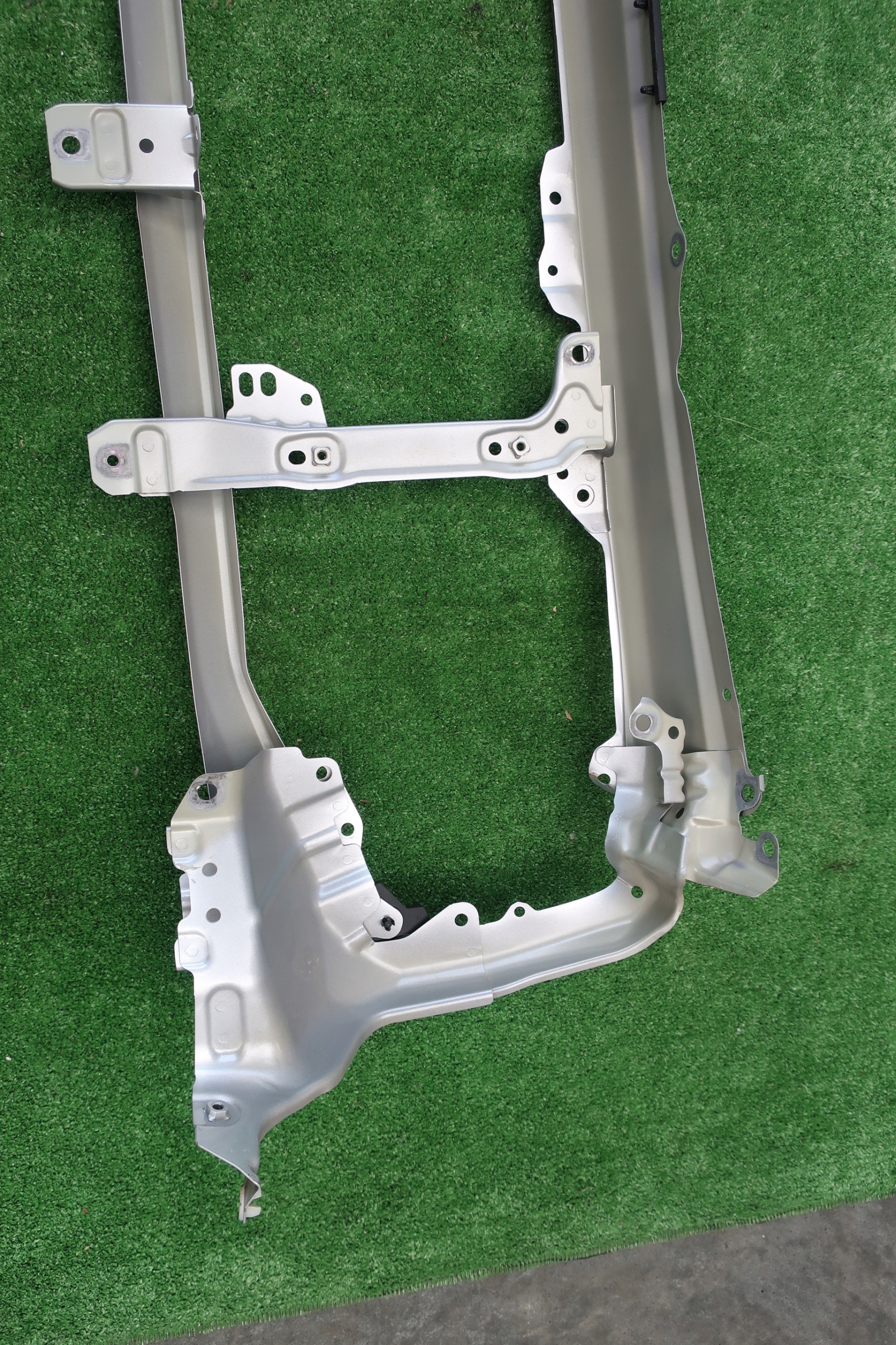 support panel for radiators OKULAR SUZUKI JIMNY original 2023r damaged POGIETY