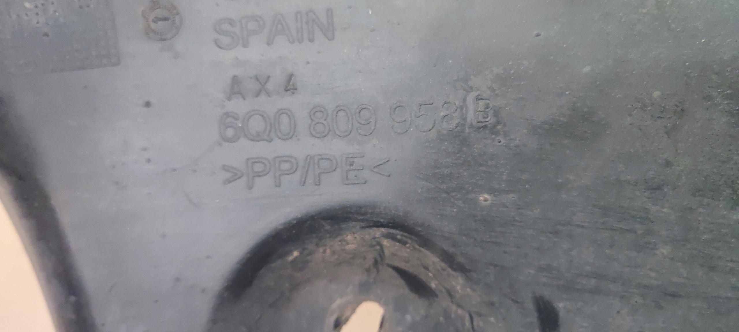 VW POLO 9N LIFT FL 05-09r. mudguard front front right original
