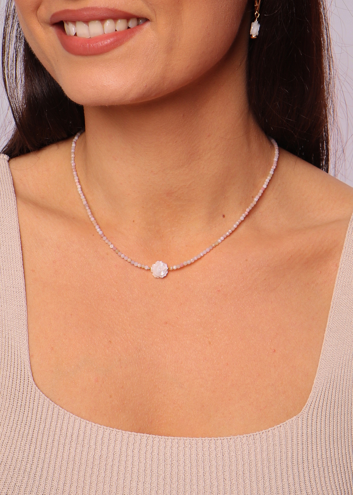 Opálový náhrdelník s růží z perleťové hmoty