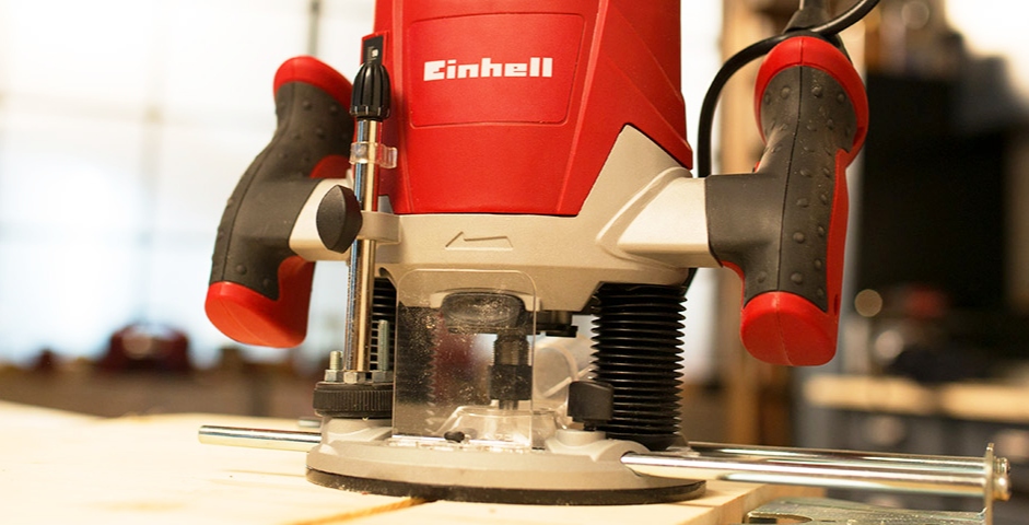 FREZARKA GÓRNOWRZECIONOWA DREWNA Z ZESTAWEM FREZÓW Informacje dodatkowe odsysanie pyłu regulacja obrotów