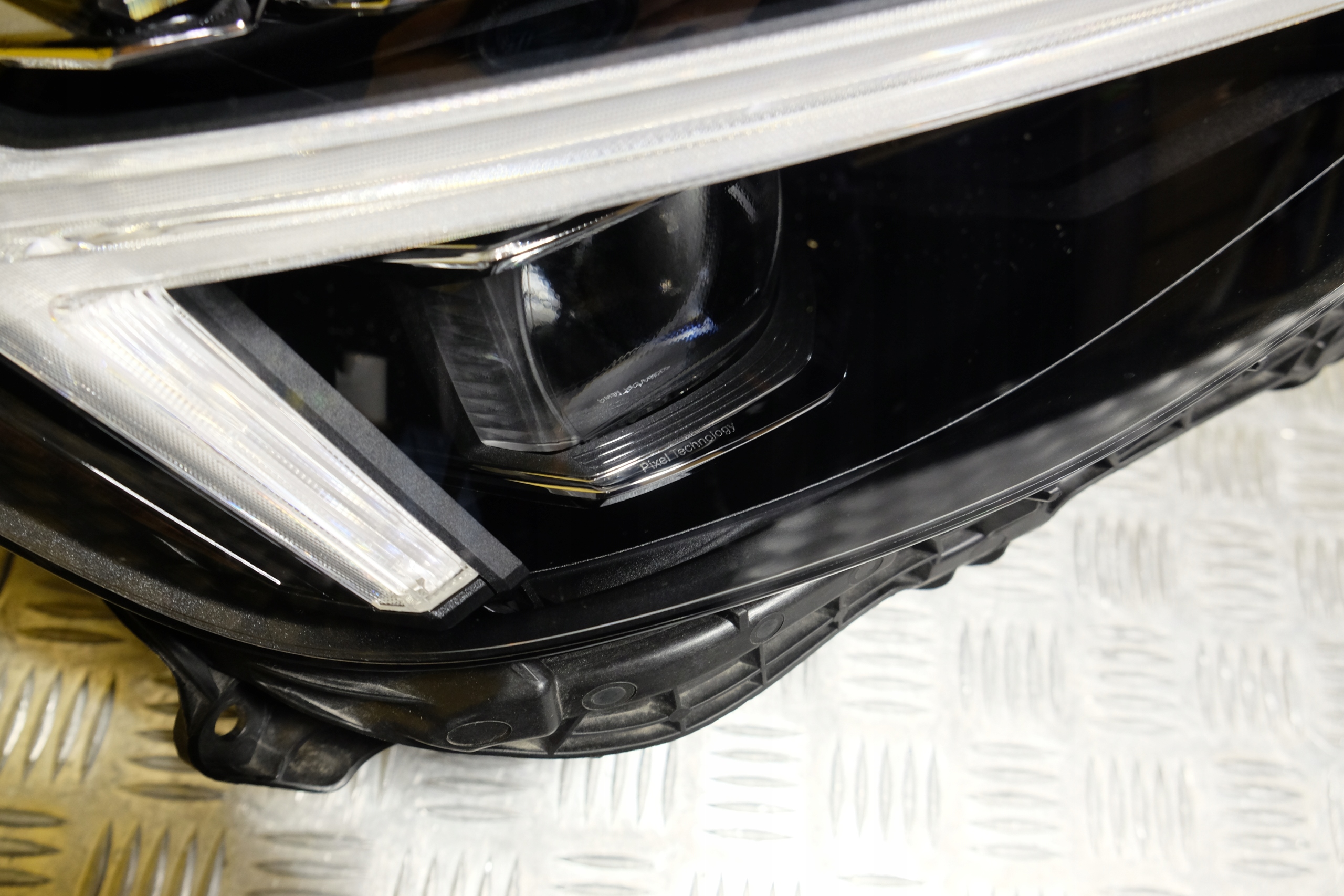 VOLVO C40 XC40 LIFT 2022-2023 REFLEKTOR LAMPA PIXEL LED PRAWA USA Strona zabudowy prawa