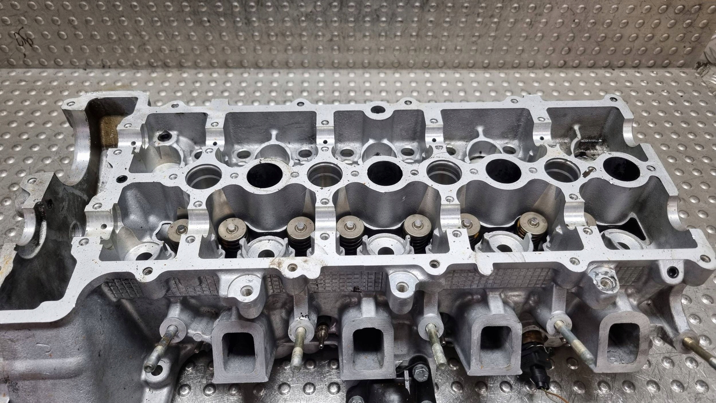 hlava MOTORA 7781211 7785876 BMW E60 E61 E81 E84 E87 E90 E91 2.0D M47