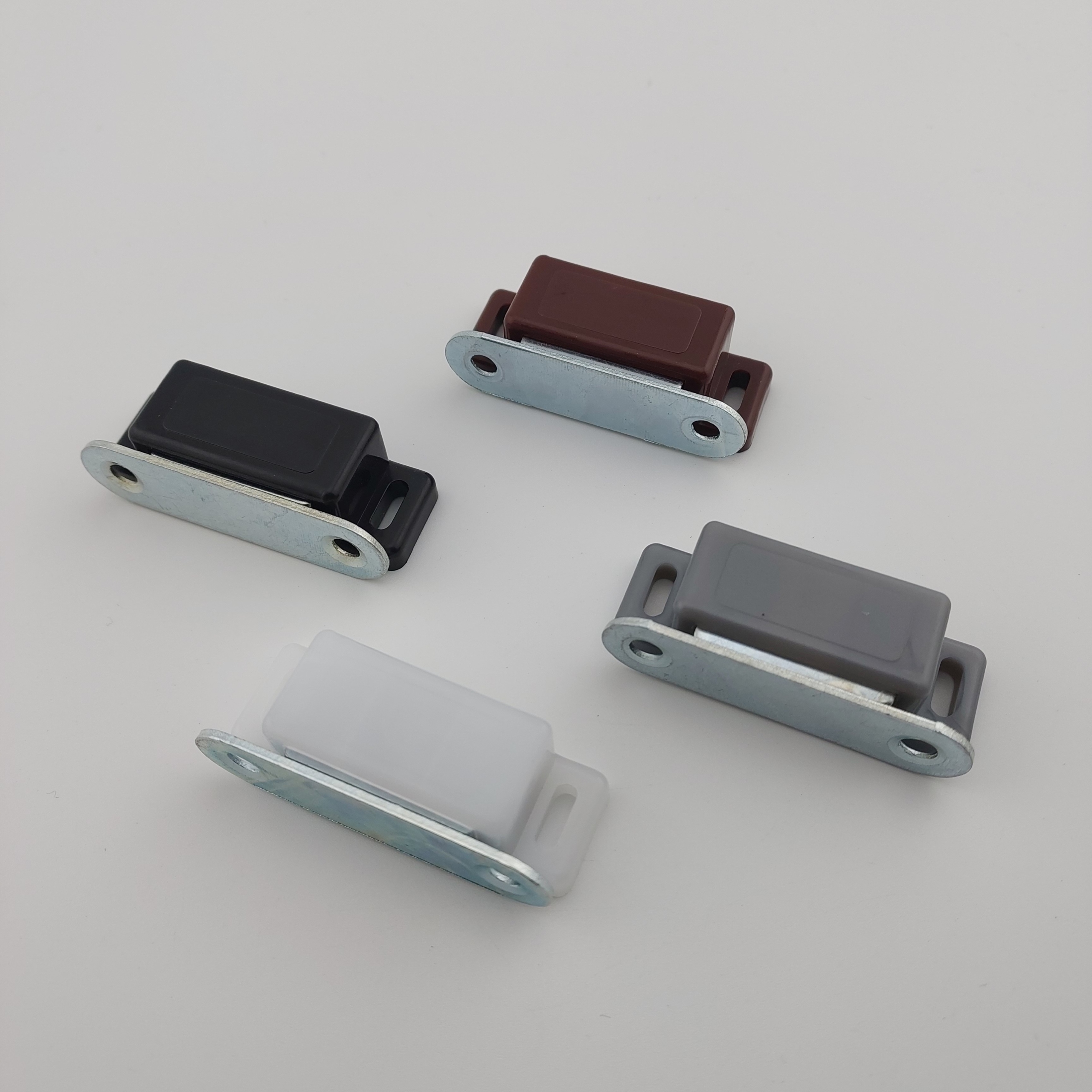 ZATRZASK MEBLOWY MAGNES ZATRZASK MAGNETYCZNY MAGNES DO DRZWI MOCNY BIAŁY Szerokość 15 mm