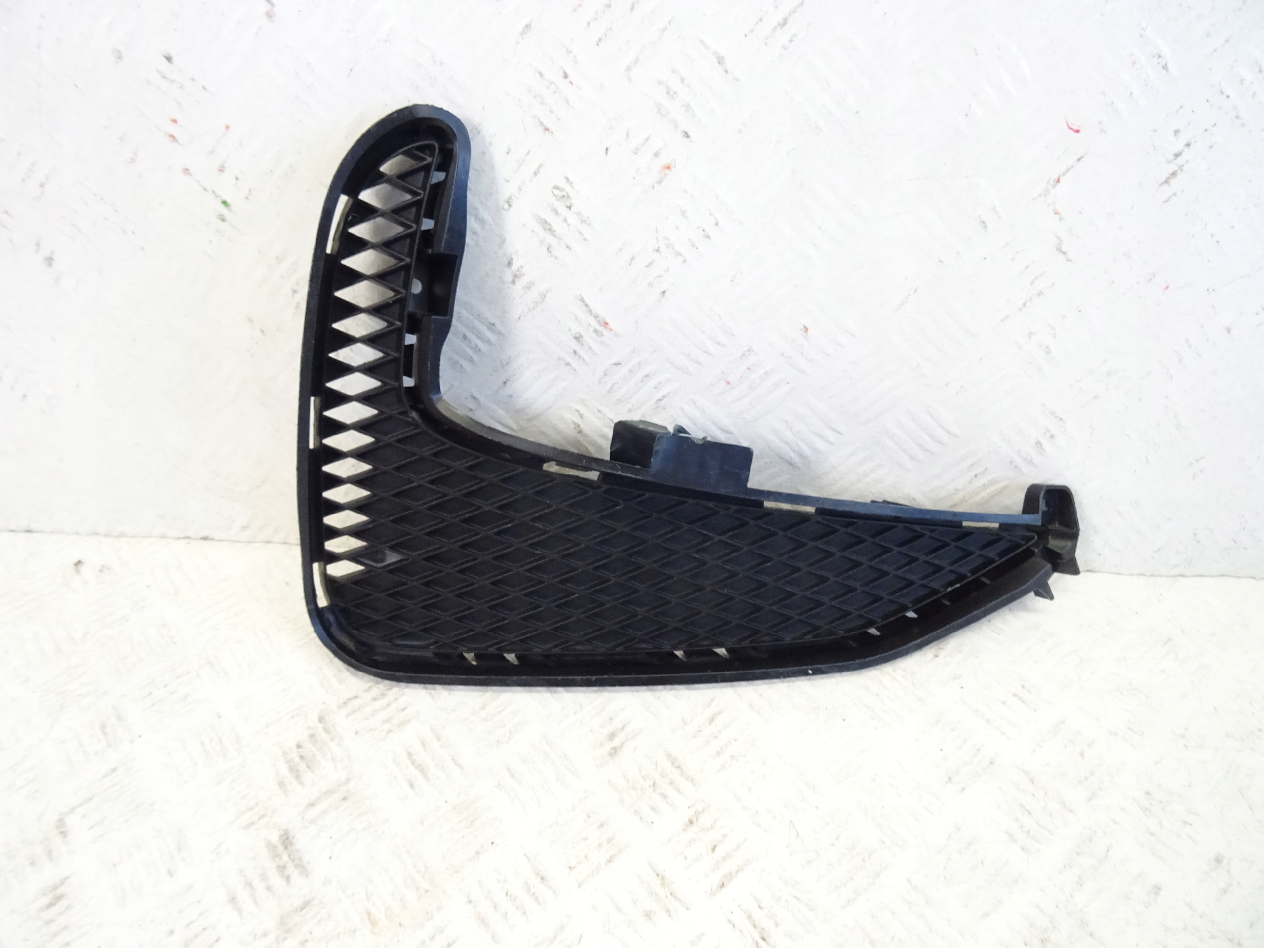 grid of a bumper front front right MG3 MG 3 EV ELECTRIC P11222236R