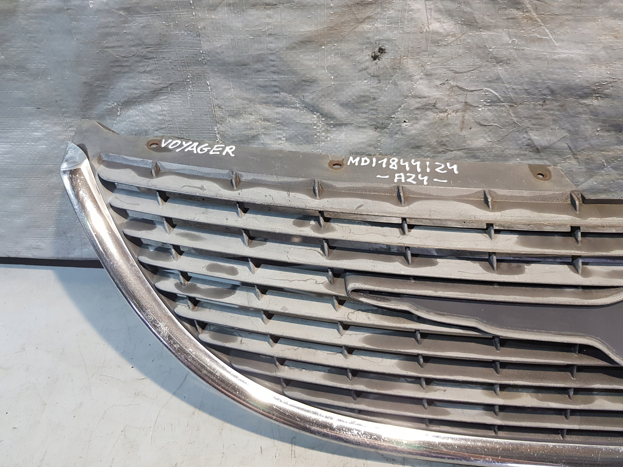 CHRYSLER VOYAGER Grille 4857522AA