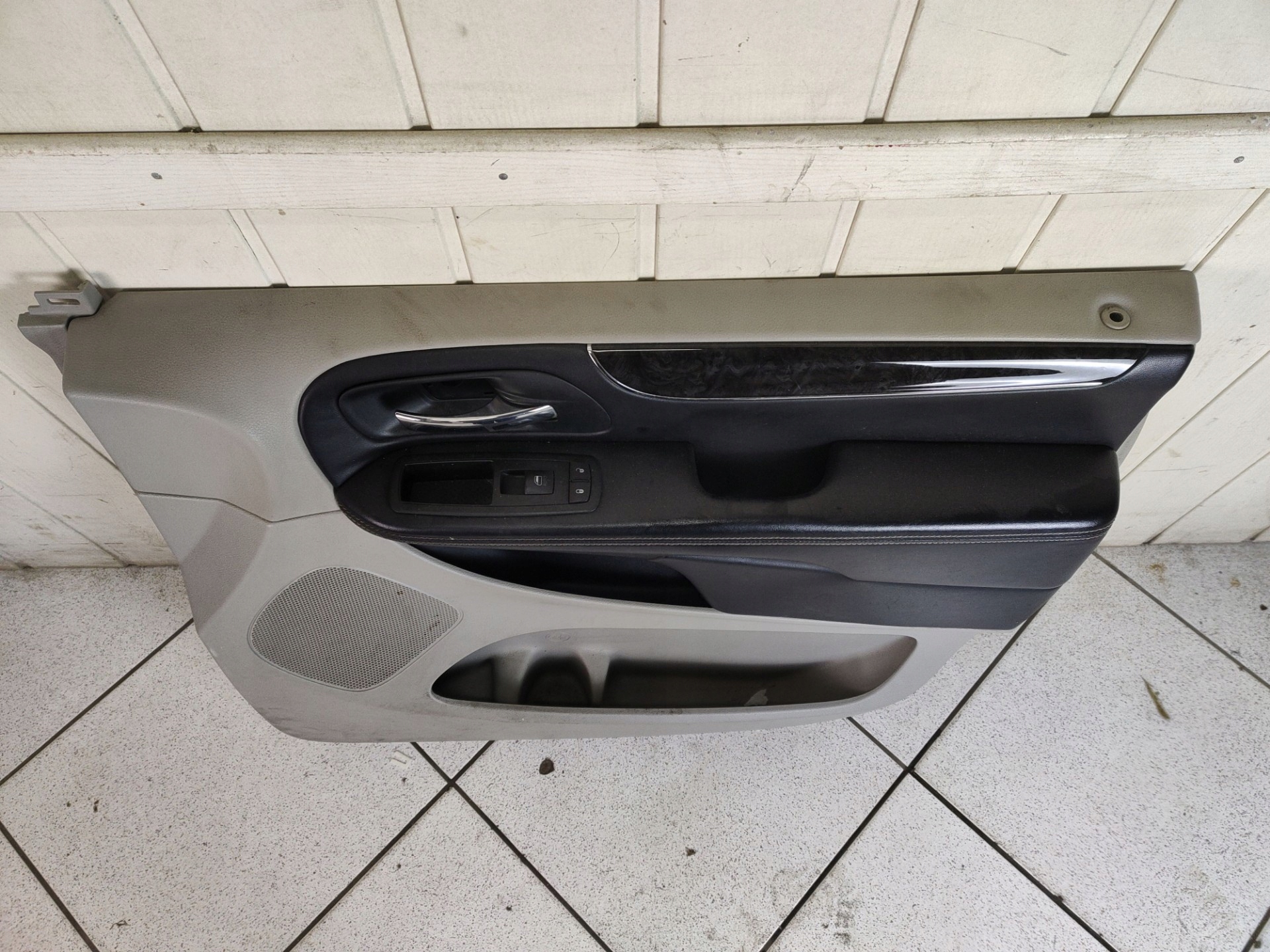 side door front right side Chrysler Town and Country 5 facelift 2012