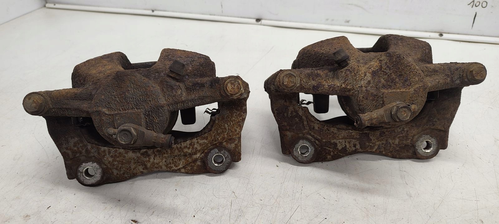 caliper front front left Toyota Avensis T27 2,2 D4D