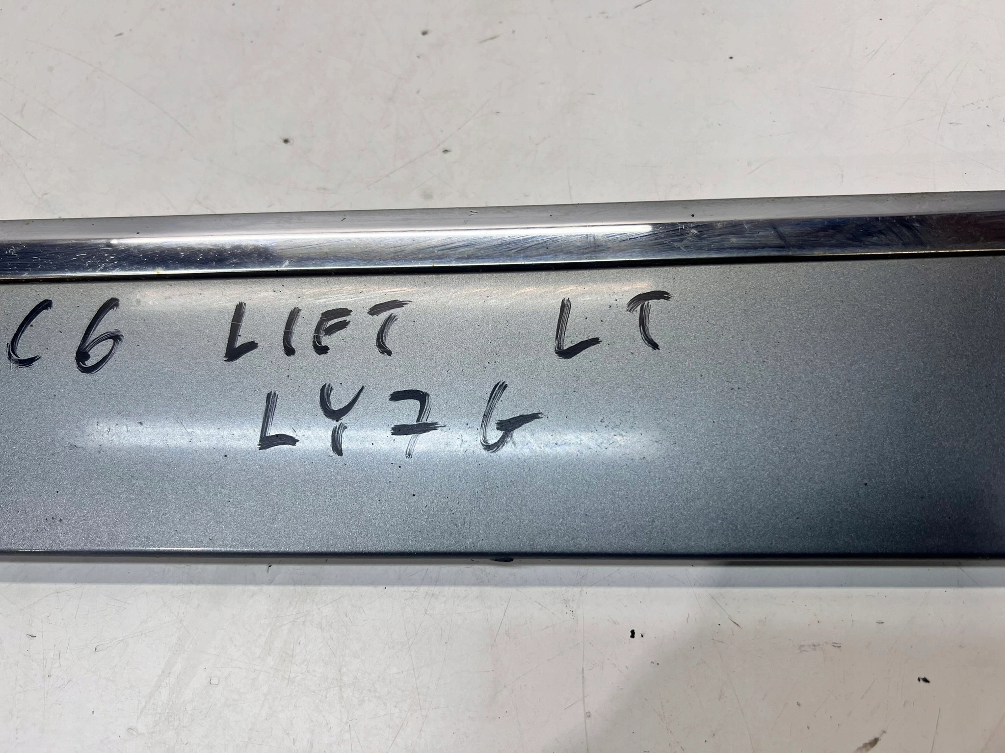 moulding door lower left rear part AUDI A6 C6 LY7G