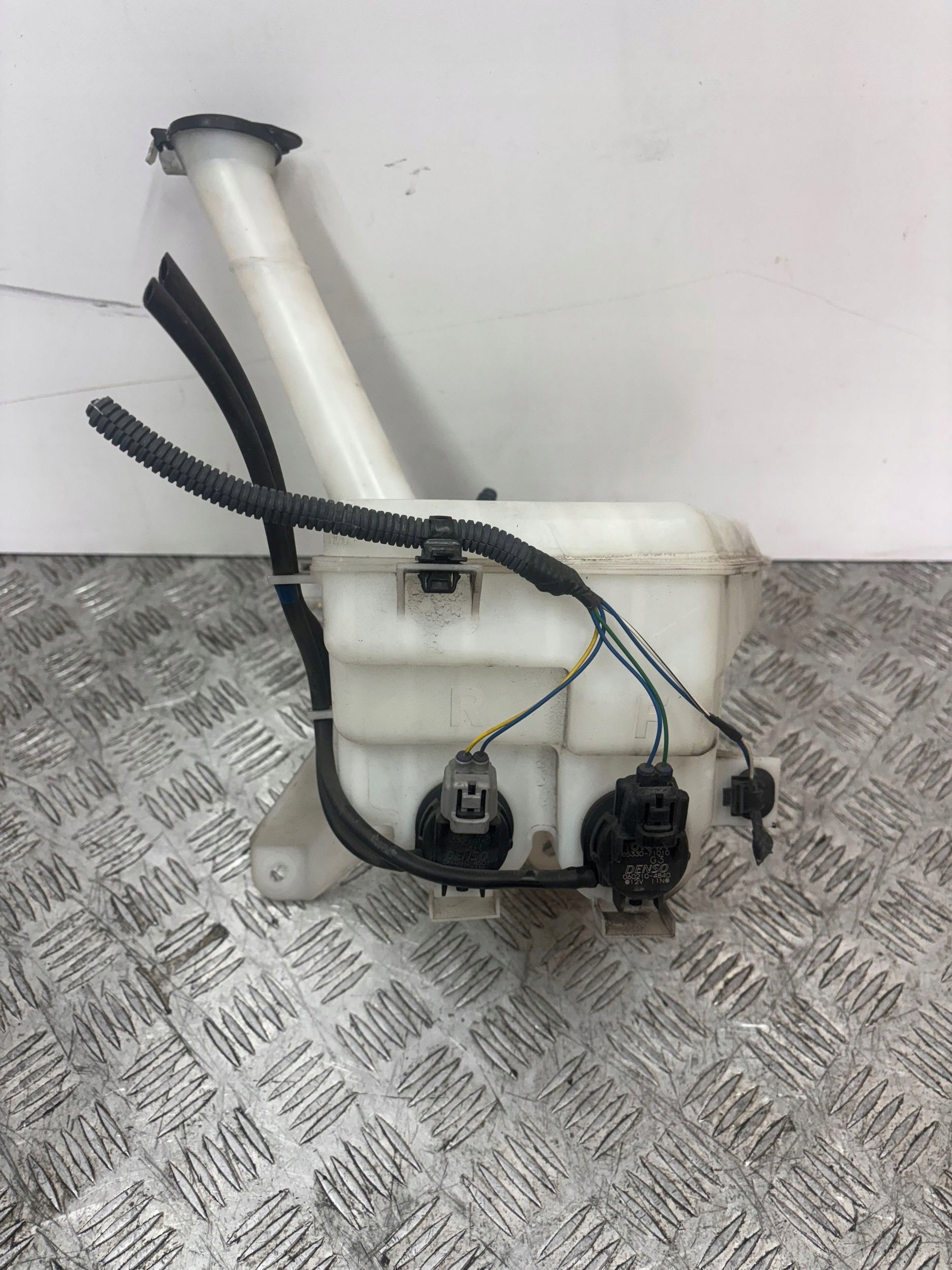 washer fluid tank TOYOTA VERSO S