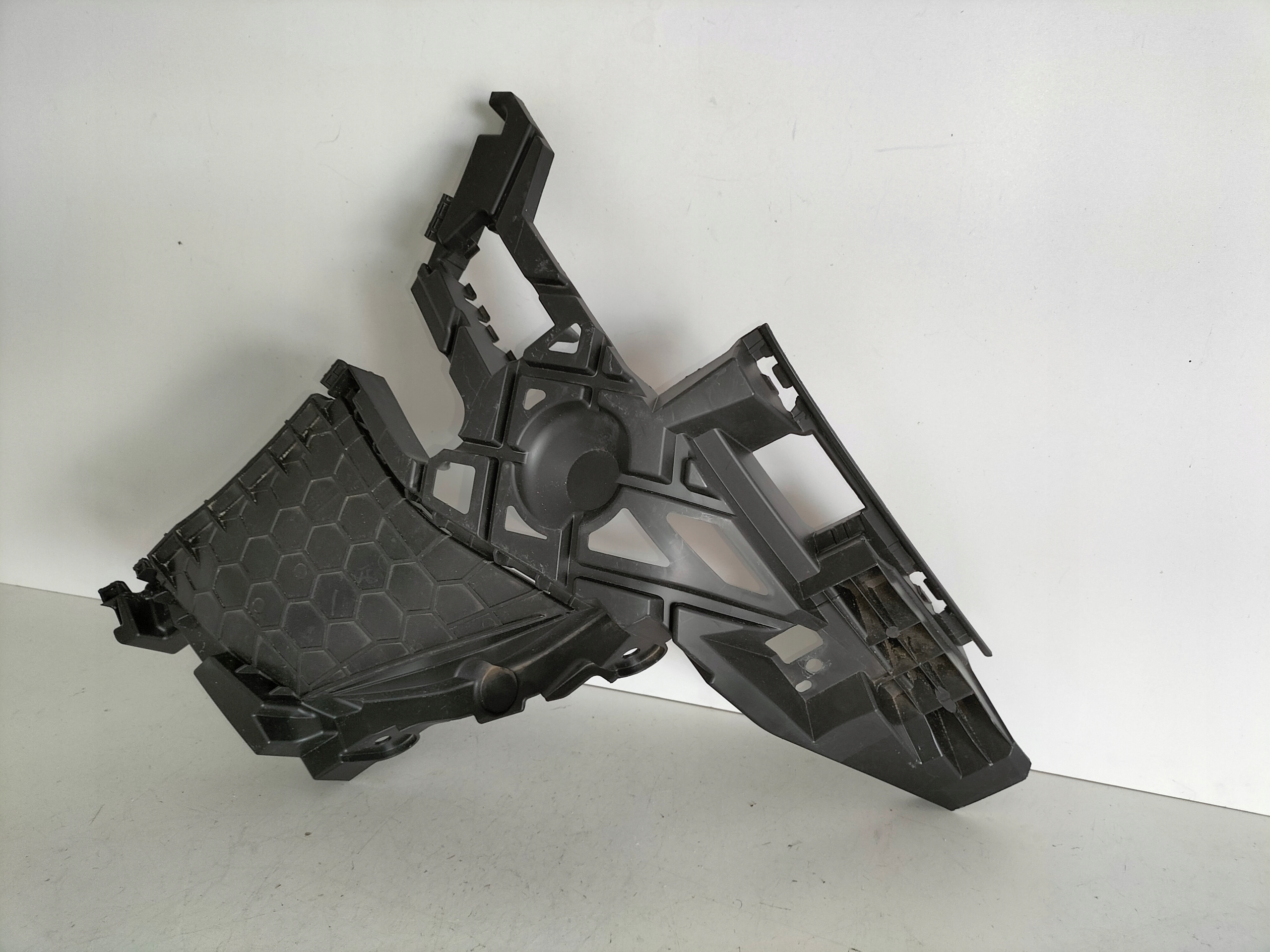 support holder of a bumper front right VW ID7 22