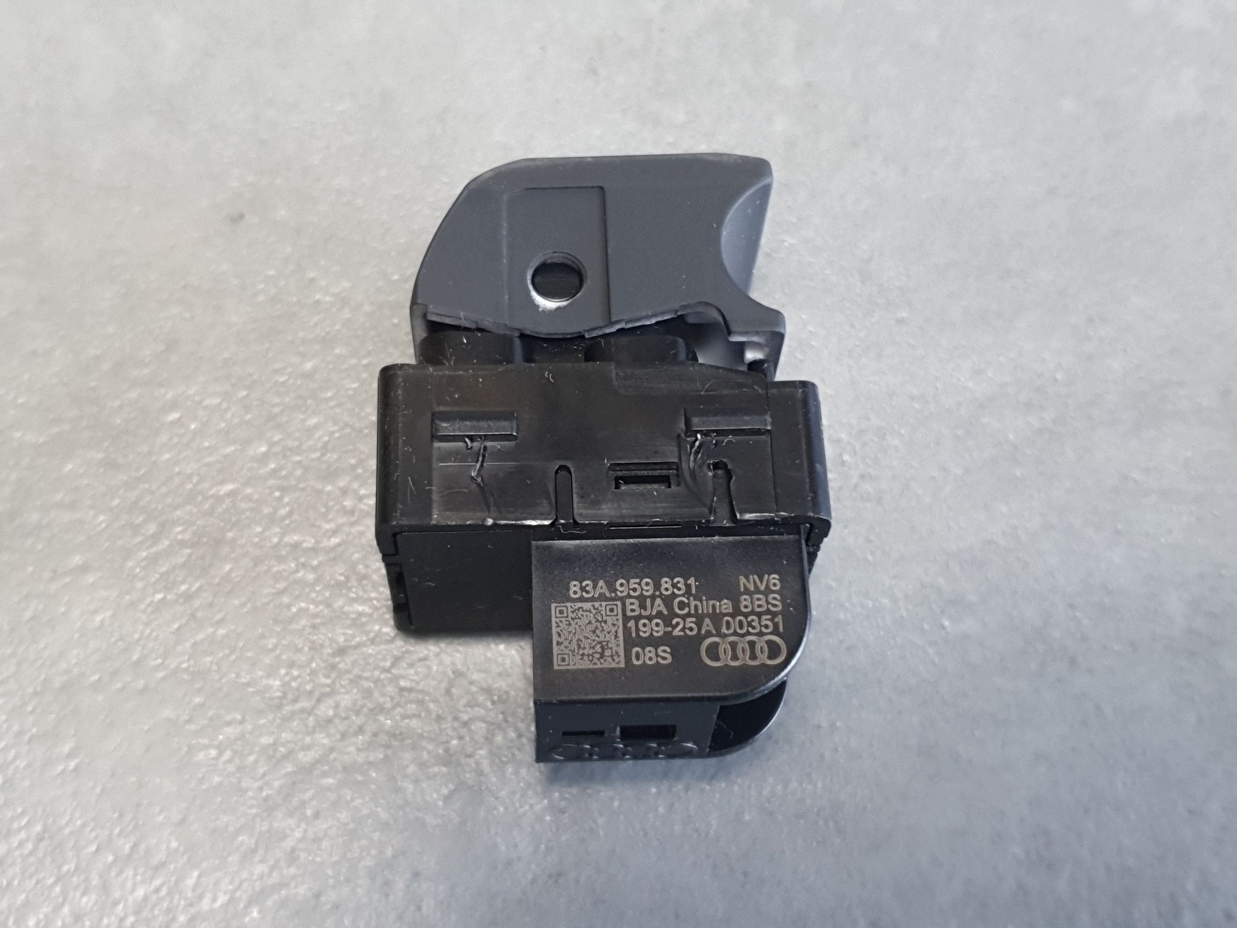 Audi A3 8Y Bouton pour l’ouverture du capot 83A959831