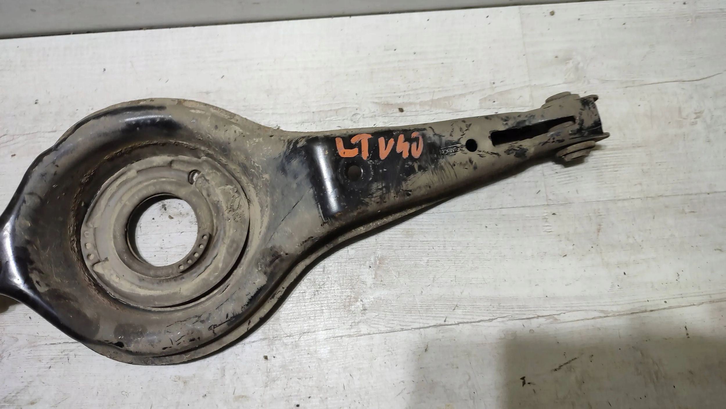 Volvo V40 2018 rear part side left arm
