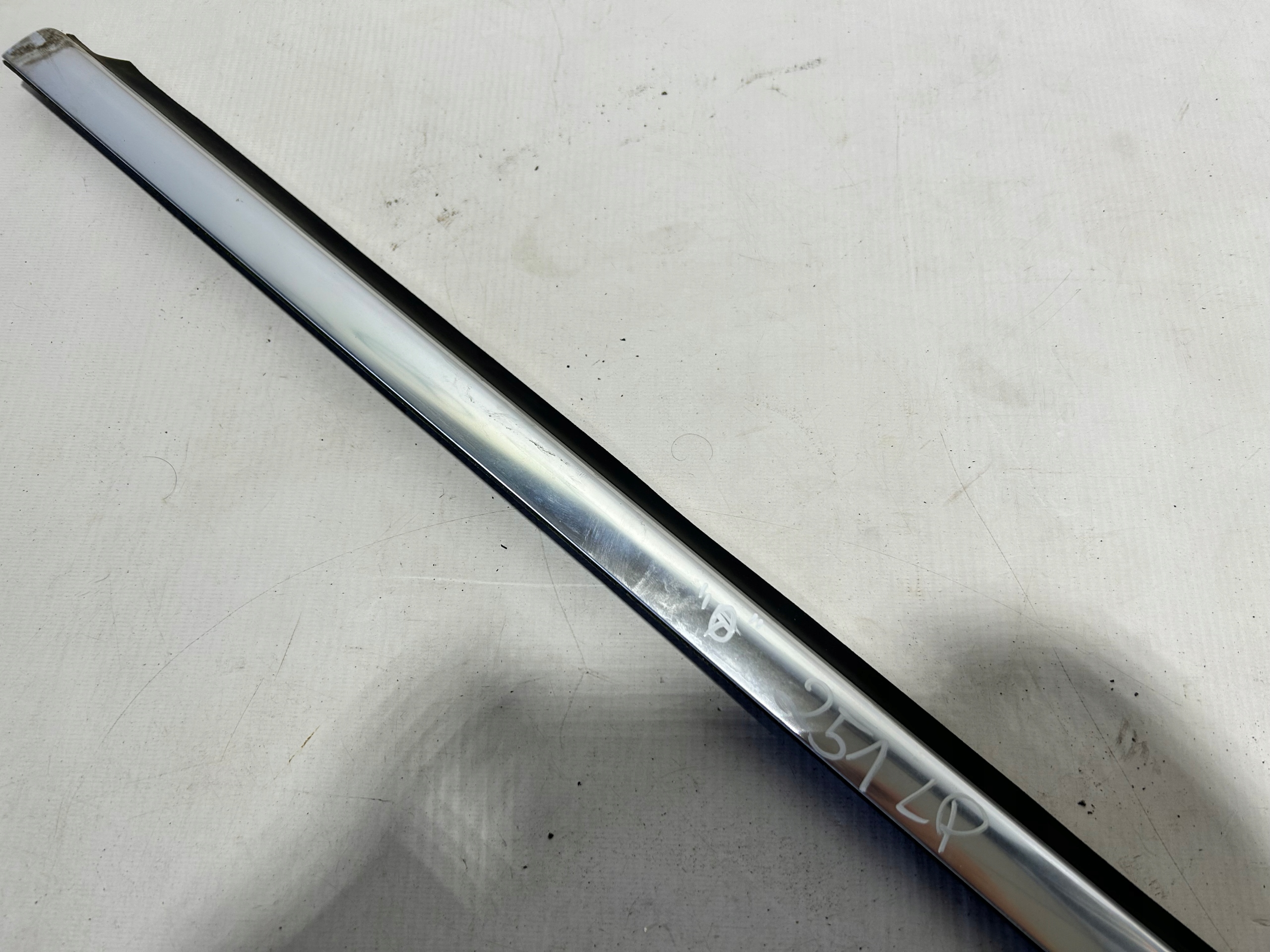 moulding door left front dust CHROM MERCEDES W251