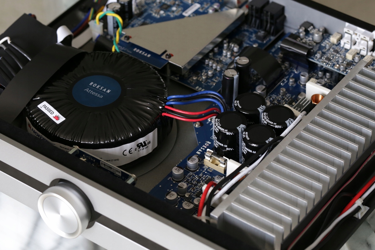 Roksan Attessa Streaming Amplifier WZMACNIACZ STEREO + TRASPORT CD BluOS Szerokość produktu 43.2 cm