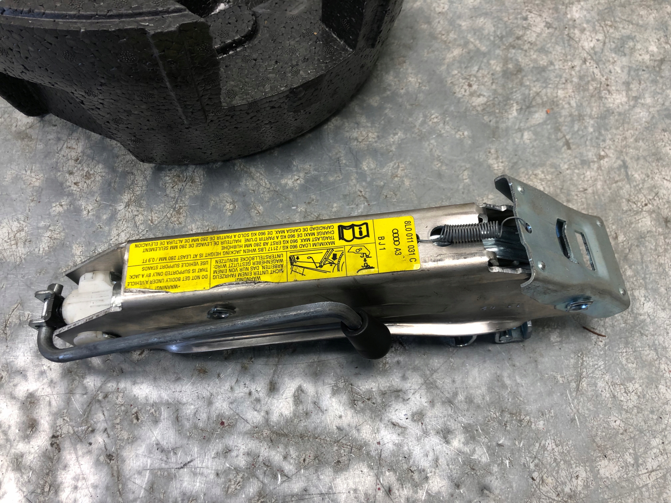 STYROPIAN WKŁAD LEWAREK AUDI A3 8L 8L0012109 8L0011031C Producent części Audi OE