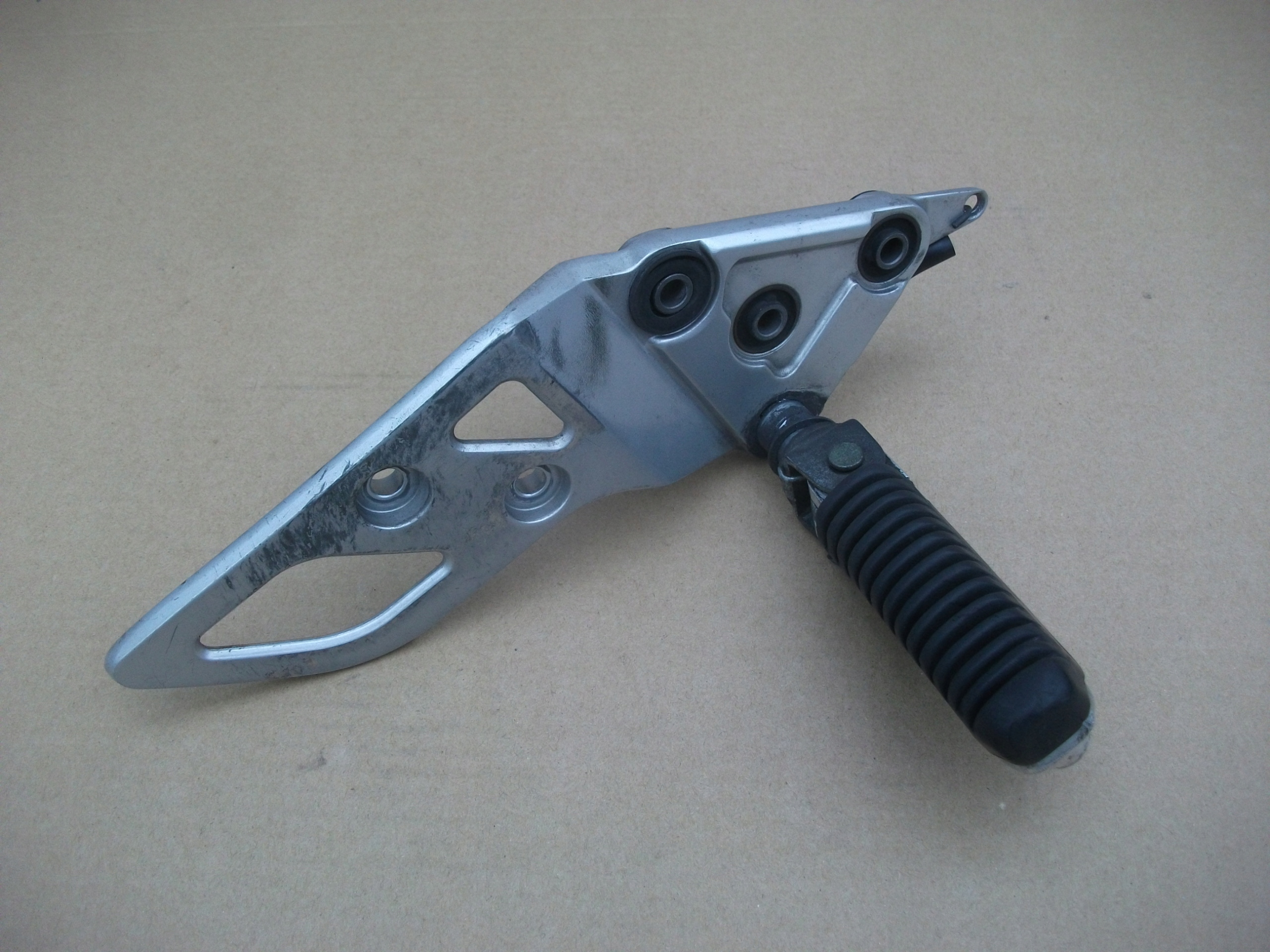 SUZUKI GSF 650 BANDIT ПІДНІЖКА ВОДІЯ ПРАВИЙ КОМПЛЕКТ