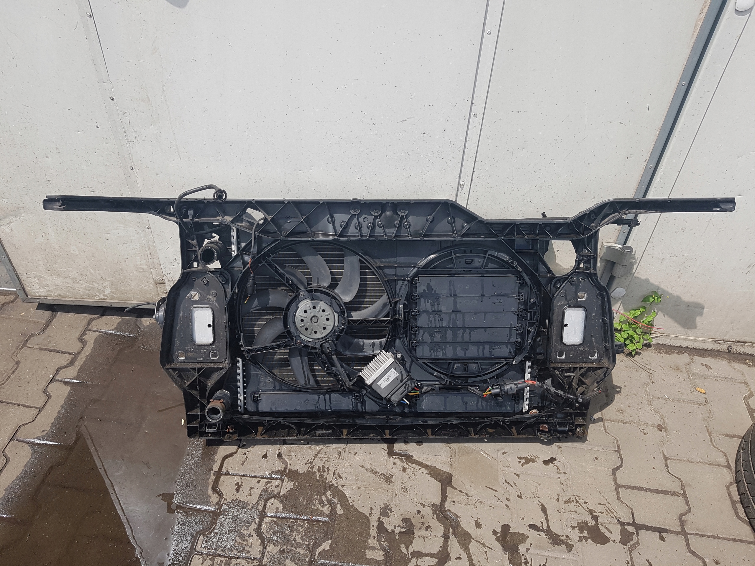 AUDI A4 B8 08r- 2.0 TDI PAS PRZEDNI CHŁODNICE Typ samochodu Samochody osobowe