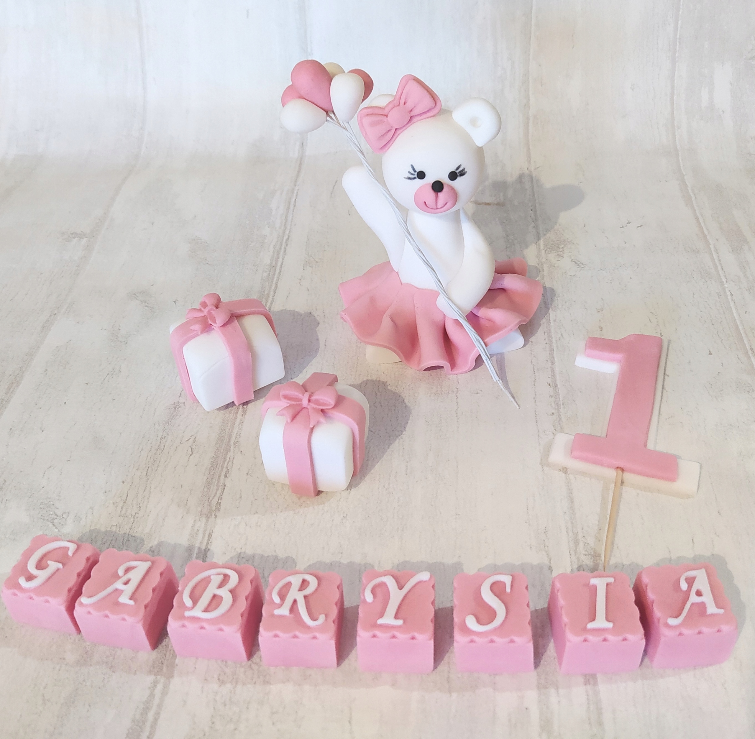 Levně Medvídek v sukni balóny číslice dárky nápis s jménem Sada z cukrové hmoty