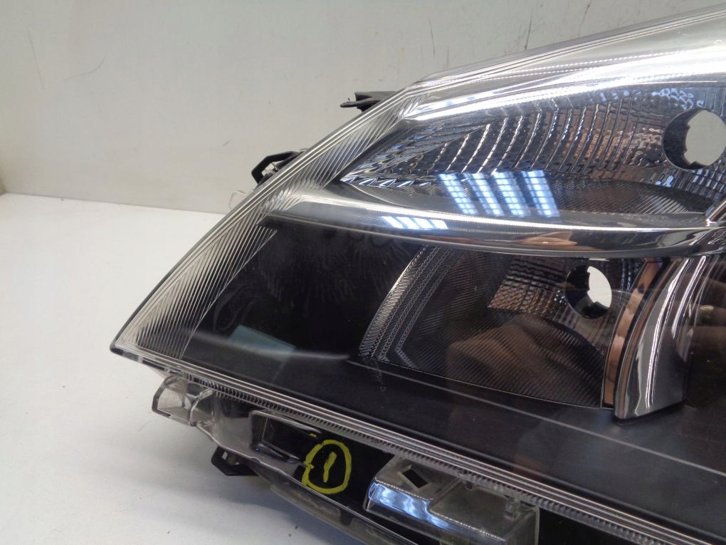 TOYOTA YARIS III LIFT 13- light front left