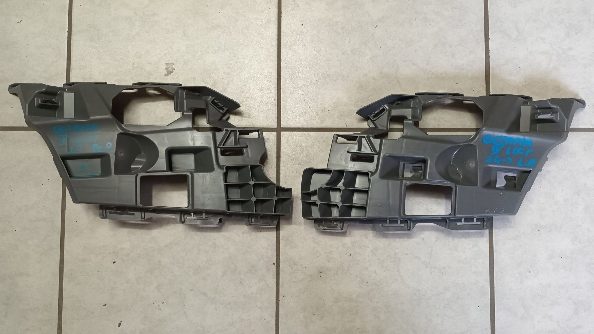 rechts oder links halter der spritzdüse stütze SKODA OCTAVIA IV LIFT 2024->